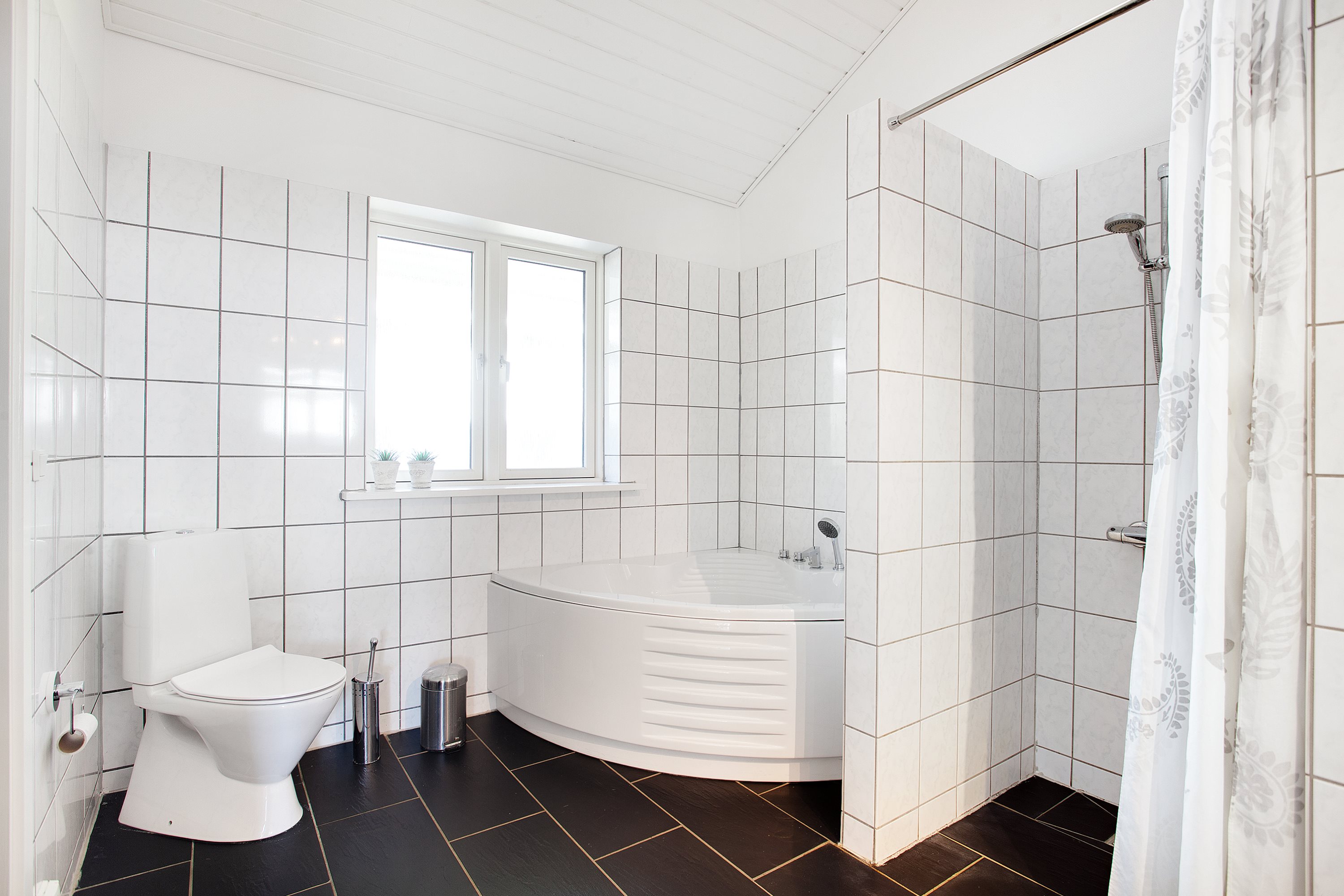 Fremhævet badeværelse billede i fuldskærmstilstand. Billede af Fuglekongevej 1, Østerby, 9940 Læsø