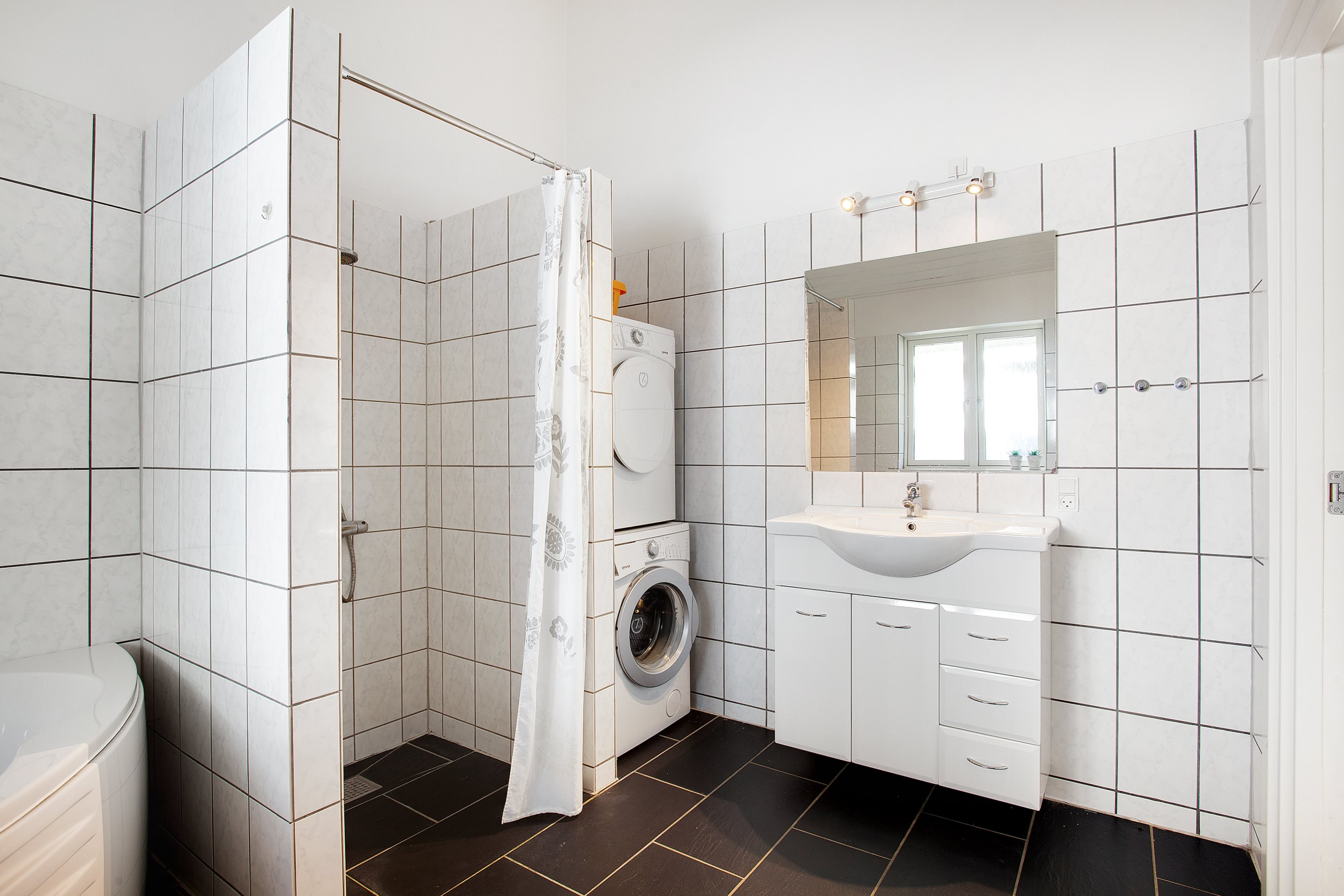 Fremhævet badeværelse billede i fuldskærmstilstand. Billede af Fuglekongevej 1, Østerby, 9940 Læsø