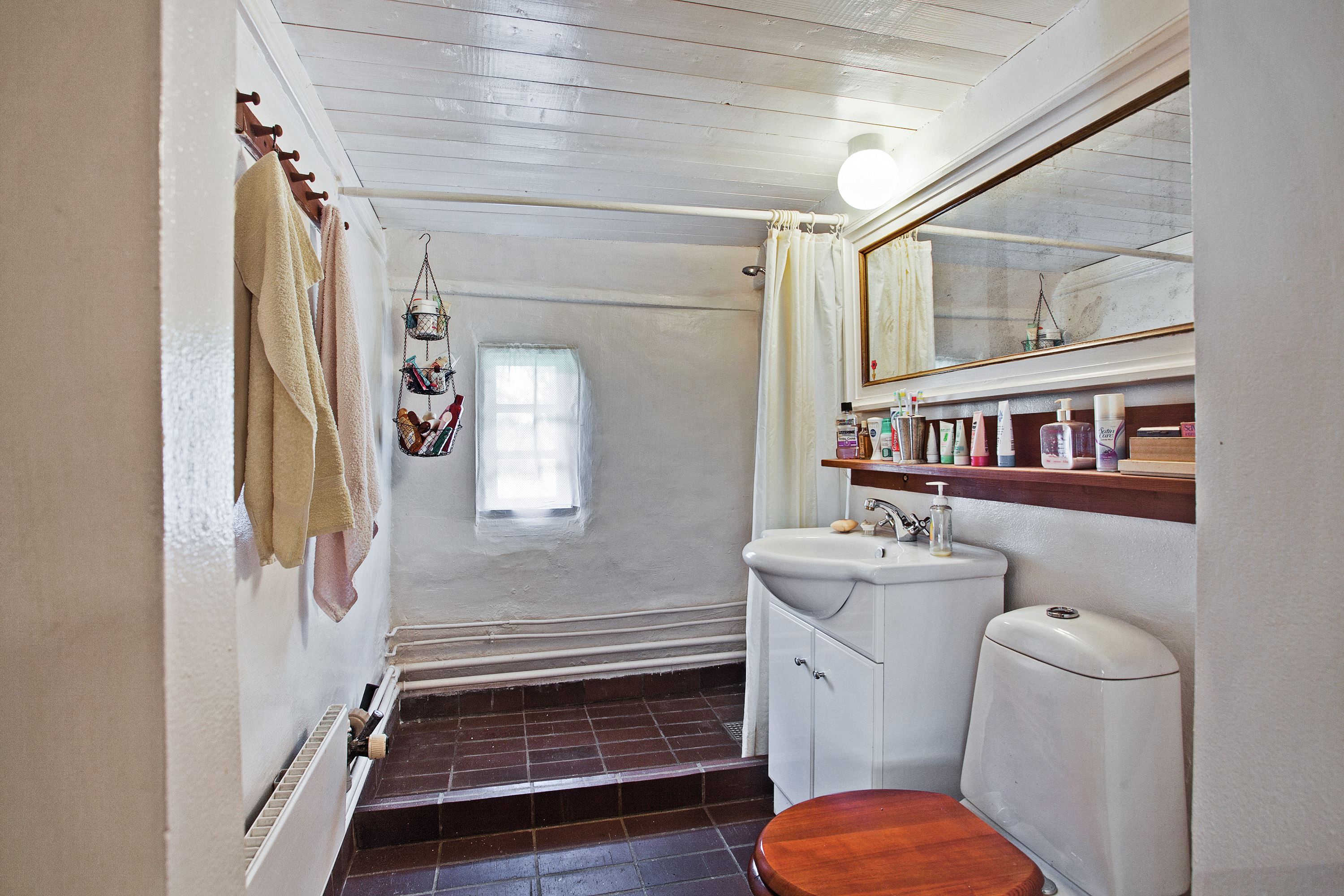 Fremhævet badeværelse billede i fuldskærmstilstand. Billede af Søndre Kirkevej 6, Sydvesten, 9940 Læsø