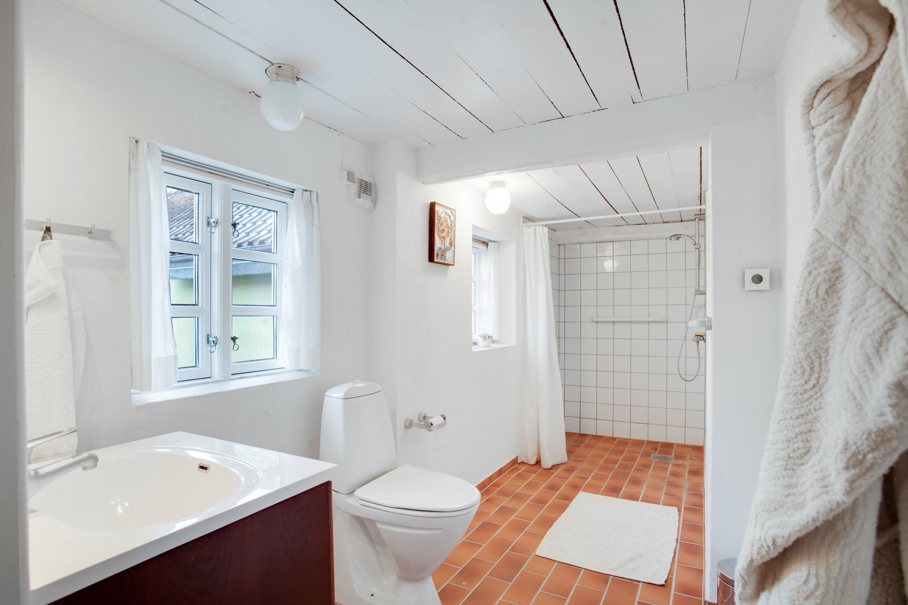 Fremhævet badeværelse billede i fuldskærmstilstand. Billede af Flyvepladsvej 2, Byrum, 9940 Læsø