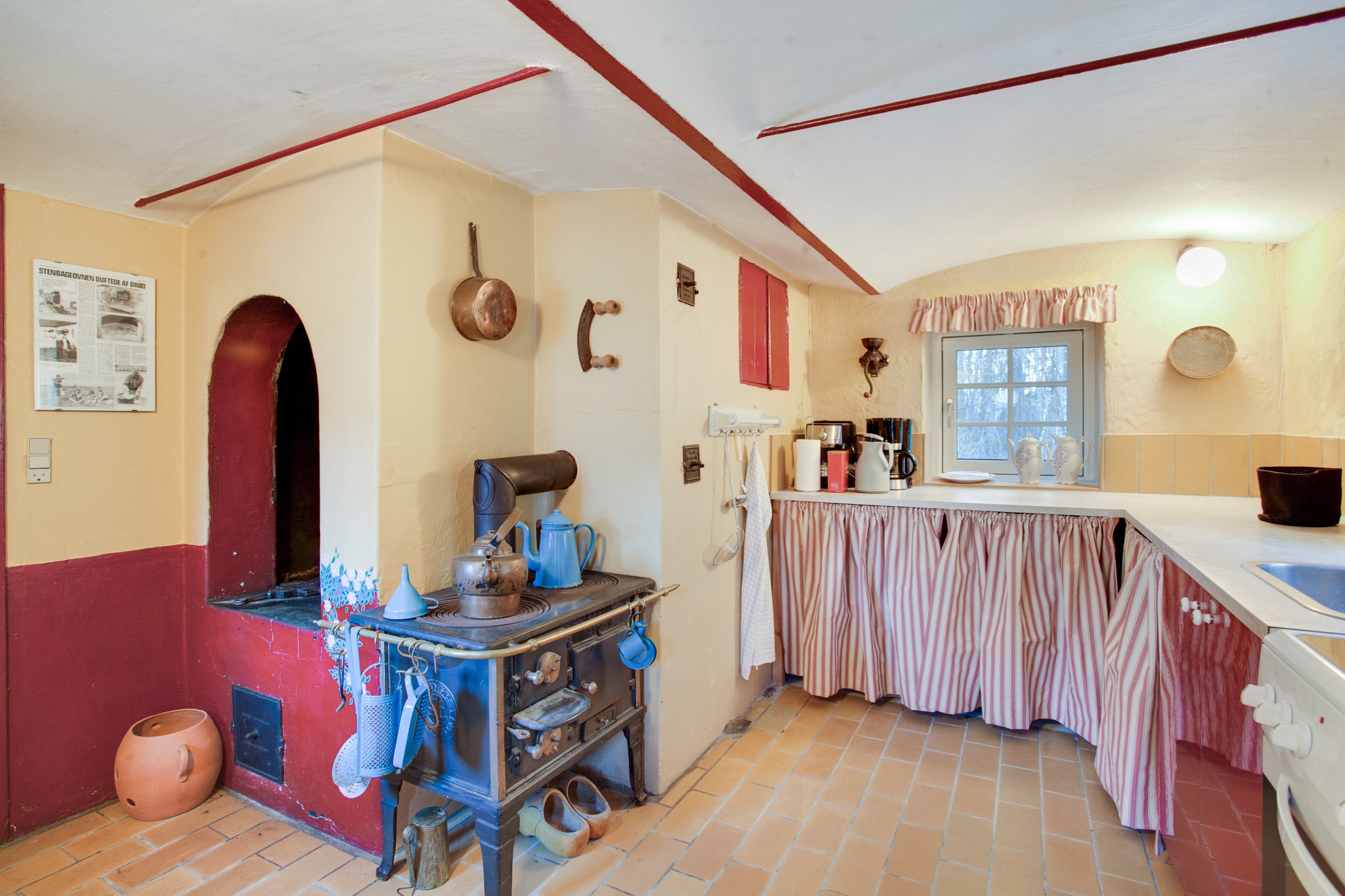 Fremhævet køkken billede i fuldskærmstilstand. Billede af Flyvepladsvej 2, Byrum, 9940 Læsø