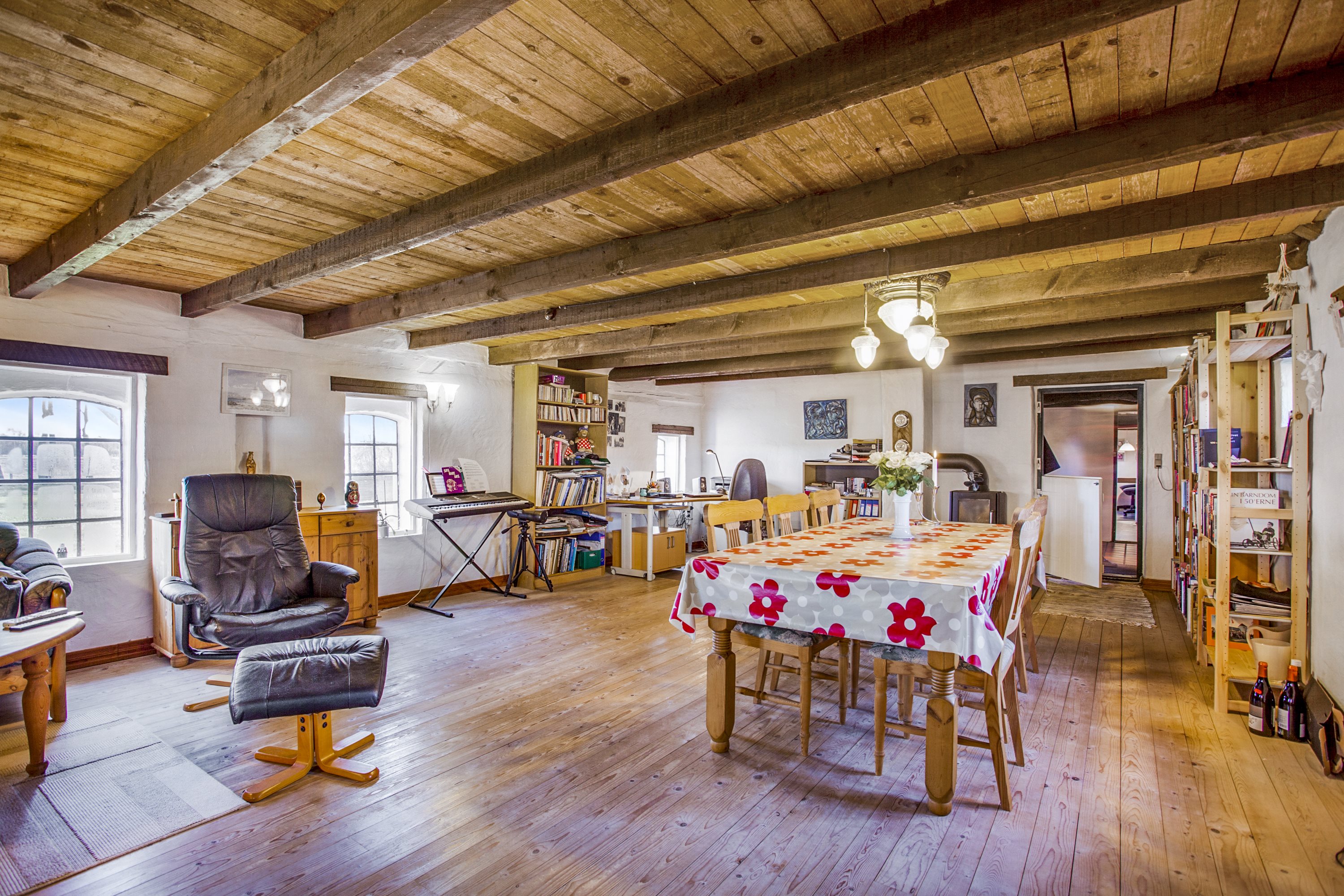 Fremhævet stue billede i fuldskærmstilstand. Billede af Stoklundvejen 19, Byrum, 9940 Læsø