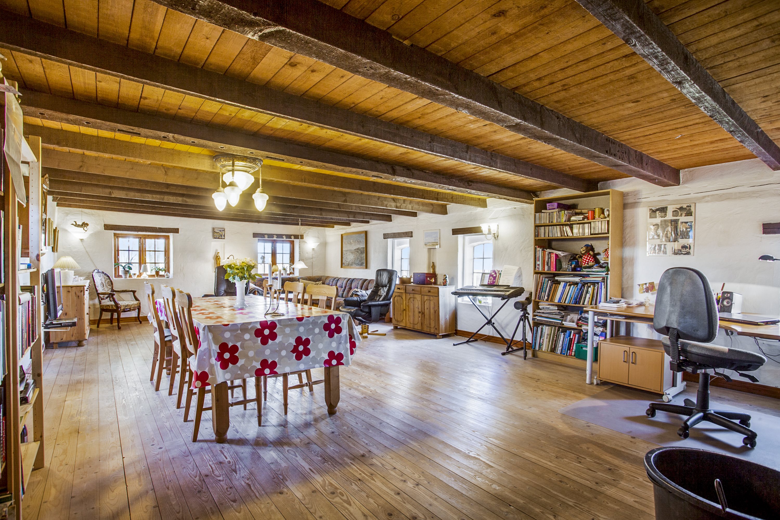 Fremhævet stue billede i fuldskærmstilstand. Billede af Stoklundvejen 19, Byrum, 9940 Læsø