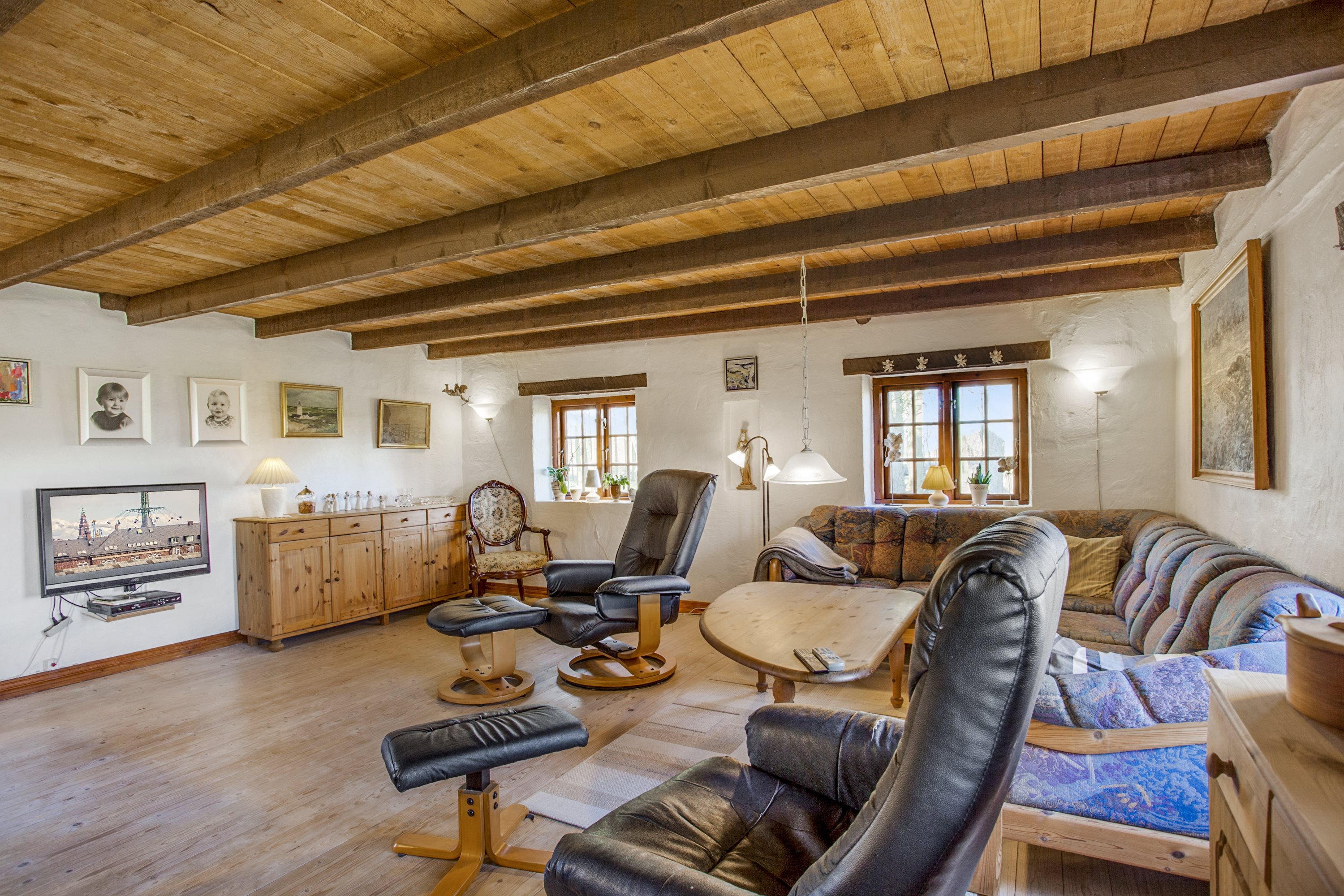 Fremhævet stue billede i fuldskærmstilstand. Billede af Stoklundvejen 19, Byrum, 9940 Læsø