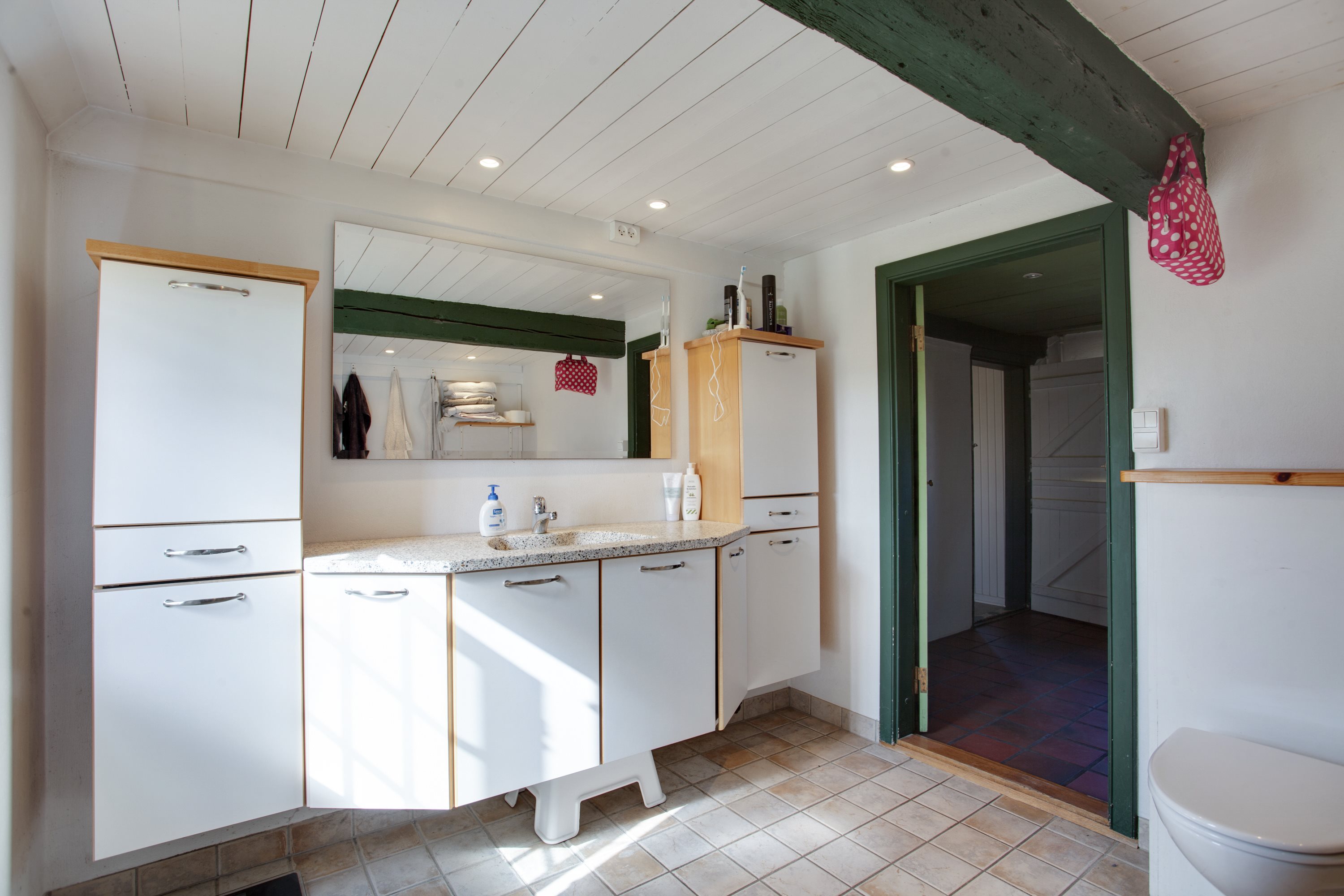 Fremhævet badeværelse billede i fuldskærmstilstand. Billede af Stoklundvejen 19, Byrum, 9940 Læsø