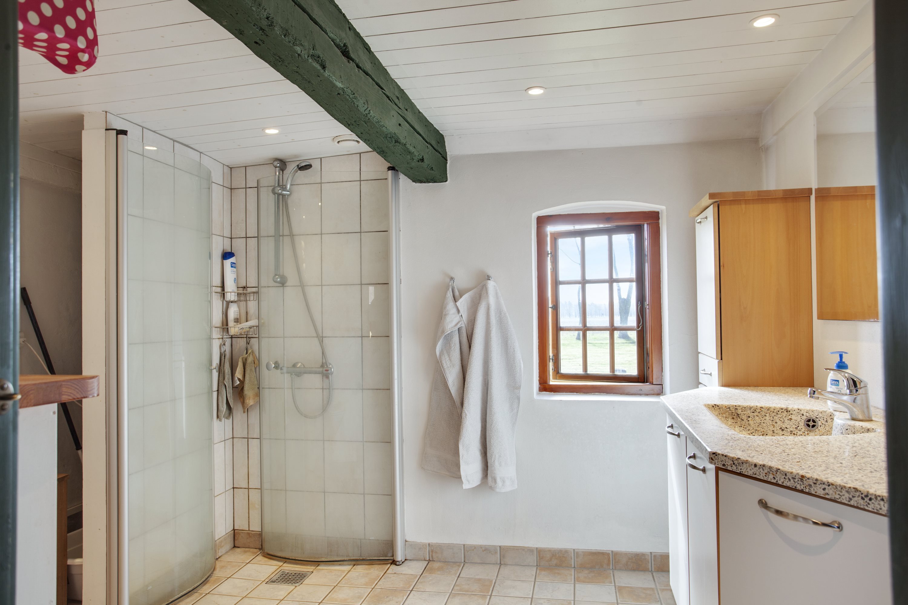 Fremhævet badeværelse billede i fuldskærmstilstand. Billede af Stoklundvejen 19, Byrum, 9940 Læsø