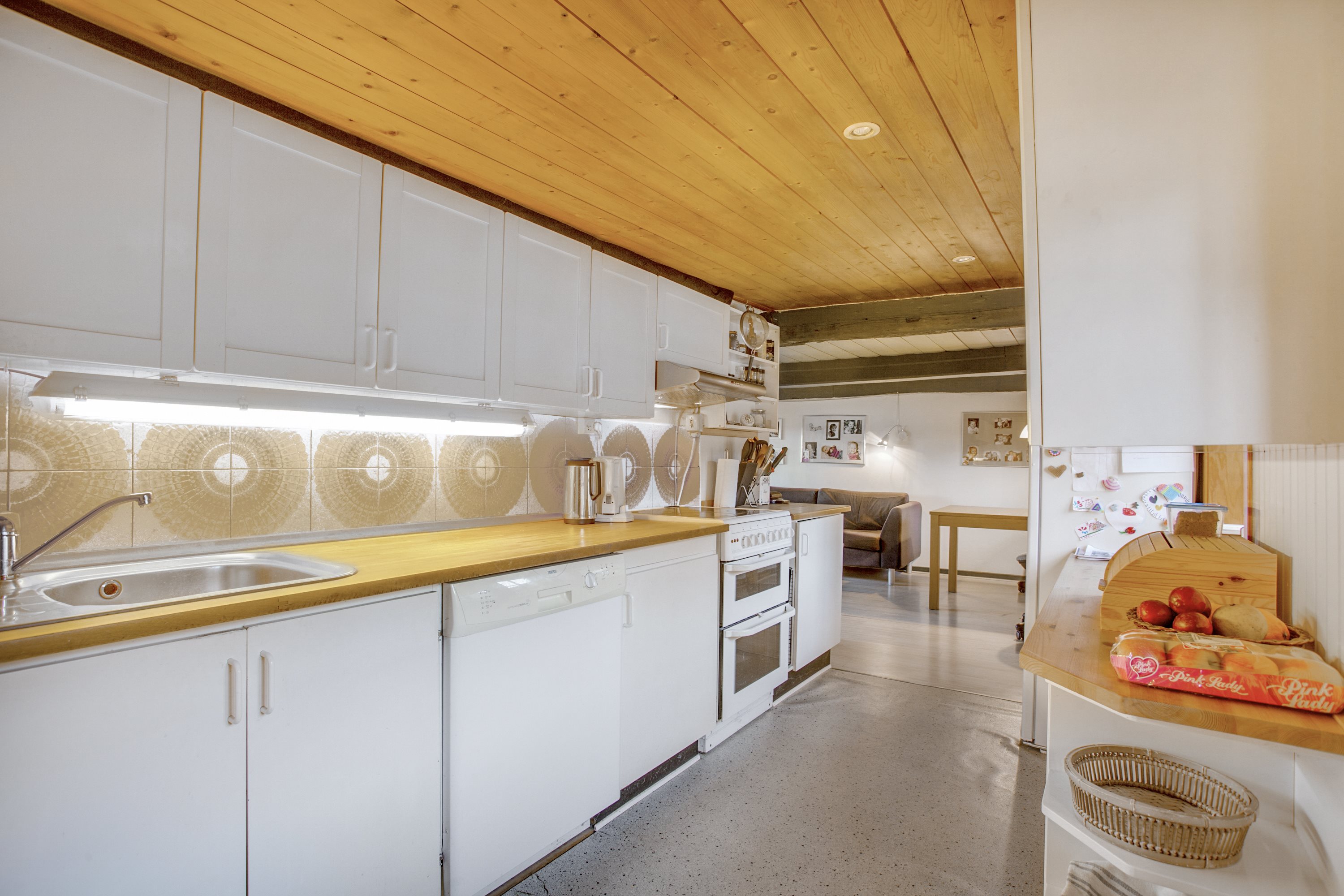 Fremhævet køkken billede i fuldskærmstilstand. Billede af Stoklundvejen 19, Byrum, 9940 Læsø