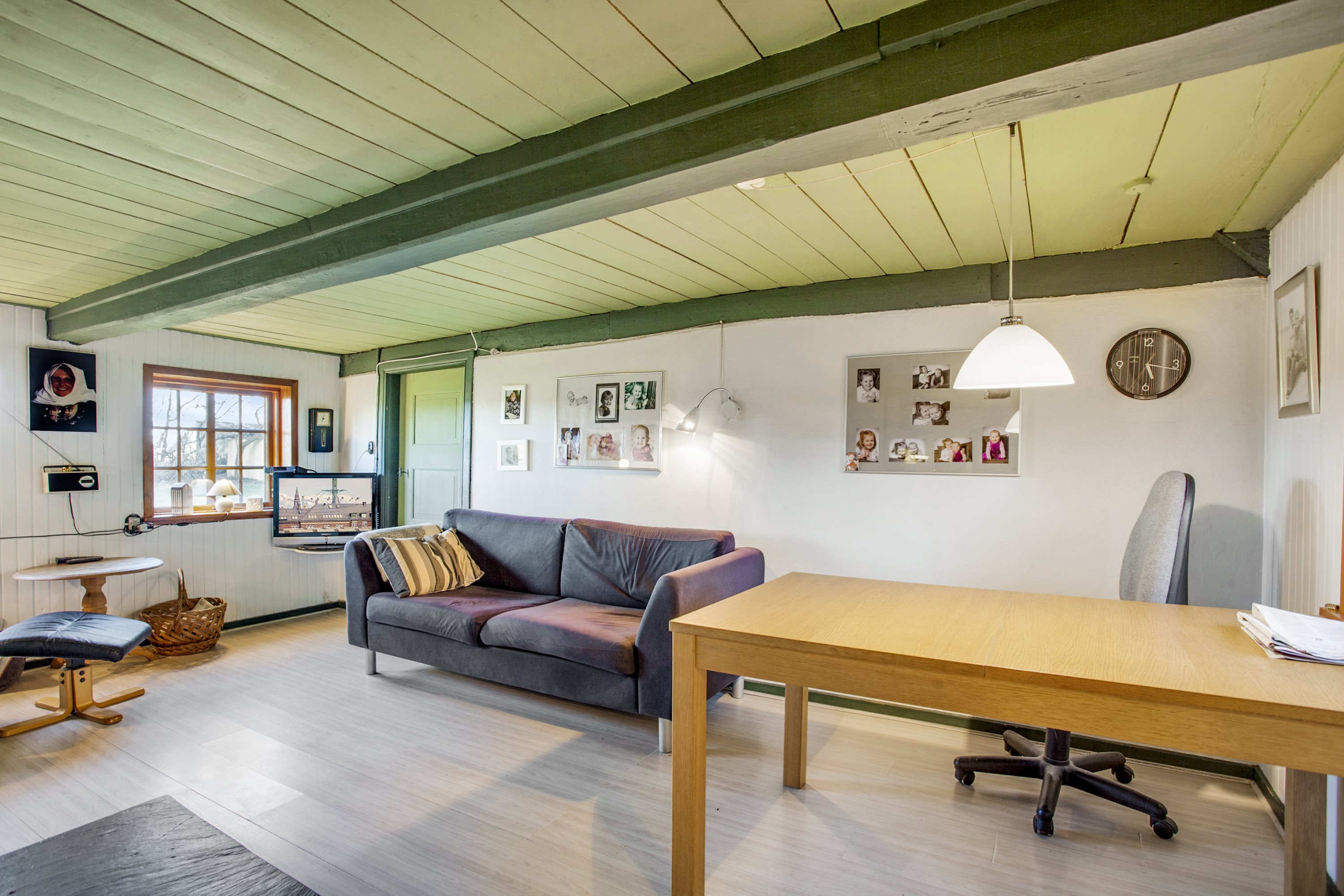 Fremhævet stue billede i fuldskærmstilstand. Billede af Stoklundvejen 19, Byrum, 9940 Læsø