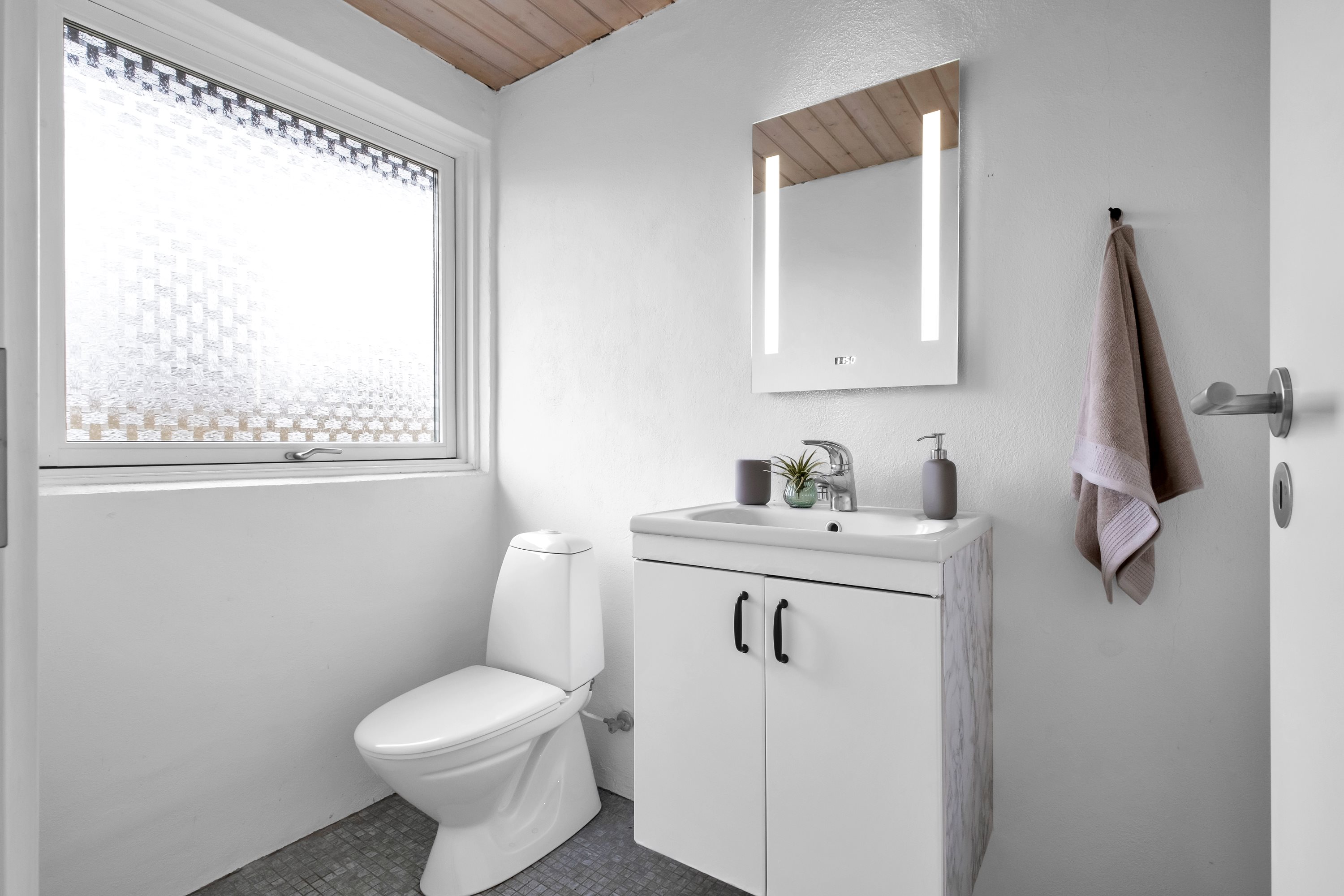 Fremhævet toilet billede i fuldskærmstilstand. Billede af Manbjergvej 79, Løgten, 8541 Skødstrup