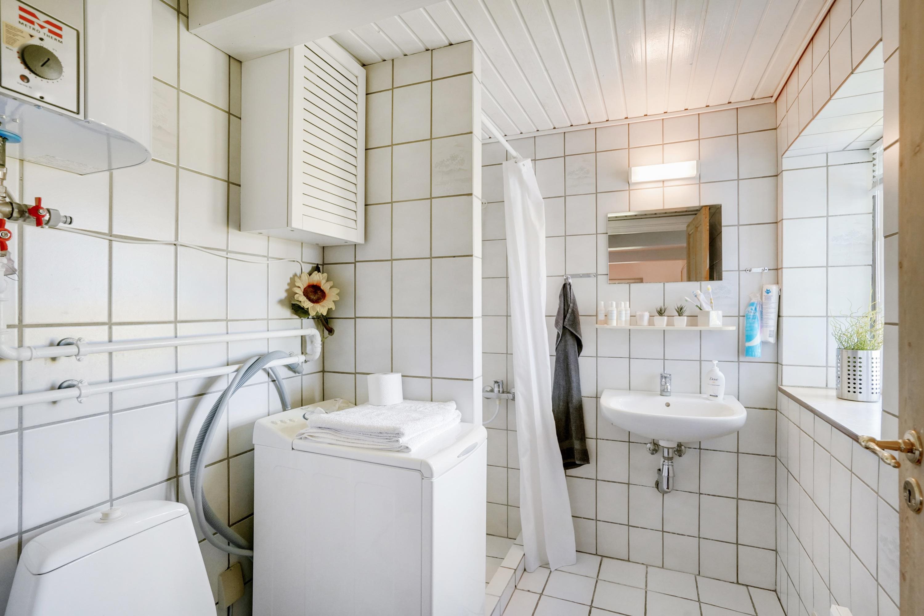 Fremhævet badeværelse billede i fuldskærmstilstand. Billede af Bjælkehovedvej 52, 4913 Horslunde