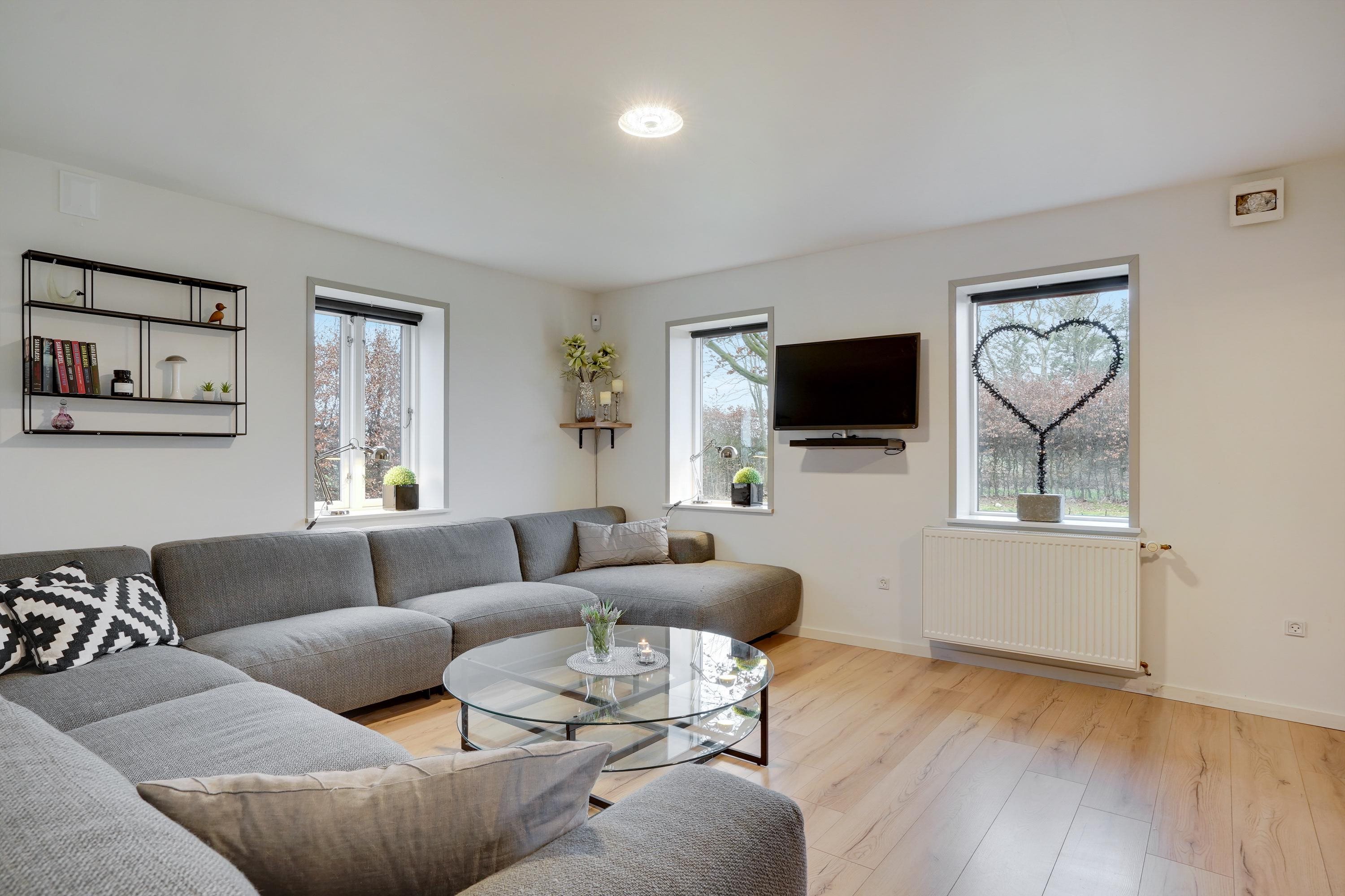 Fremhævet stue billede i fuldskærmstilstand. Billede af Hustedvej 30, Lunde, 6830 Nørre Nebel