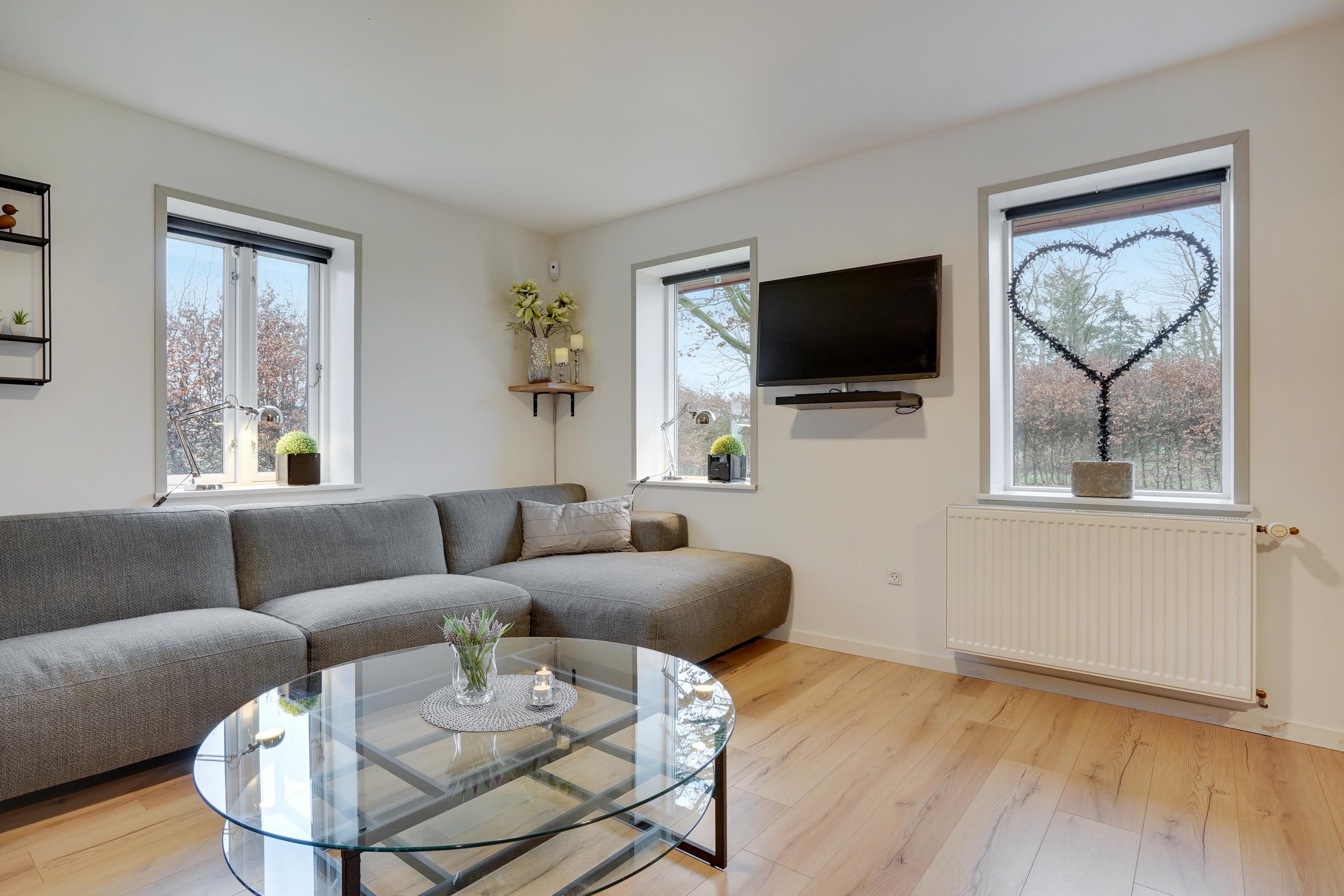 Fremhævet stue billede i fuldskærmstilstand. Billede af Hustedvej 30, Lunde, 6830 Nørre Nebel