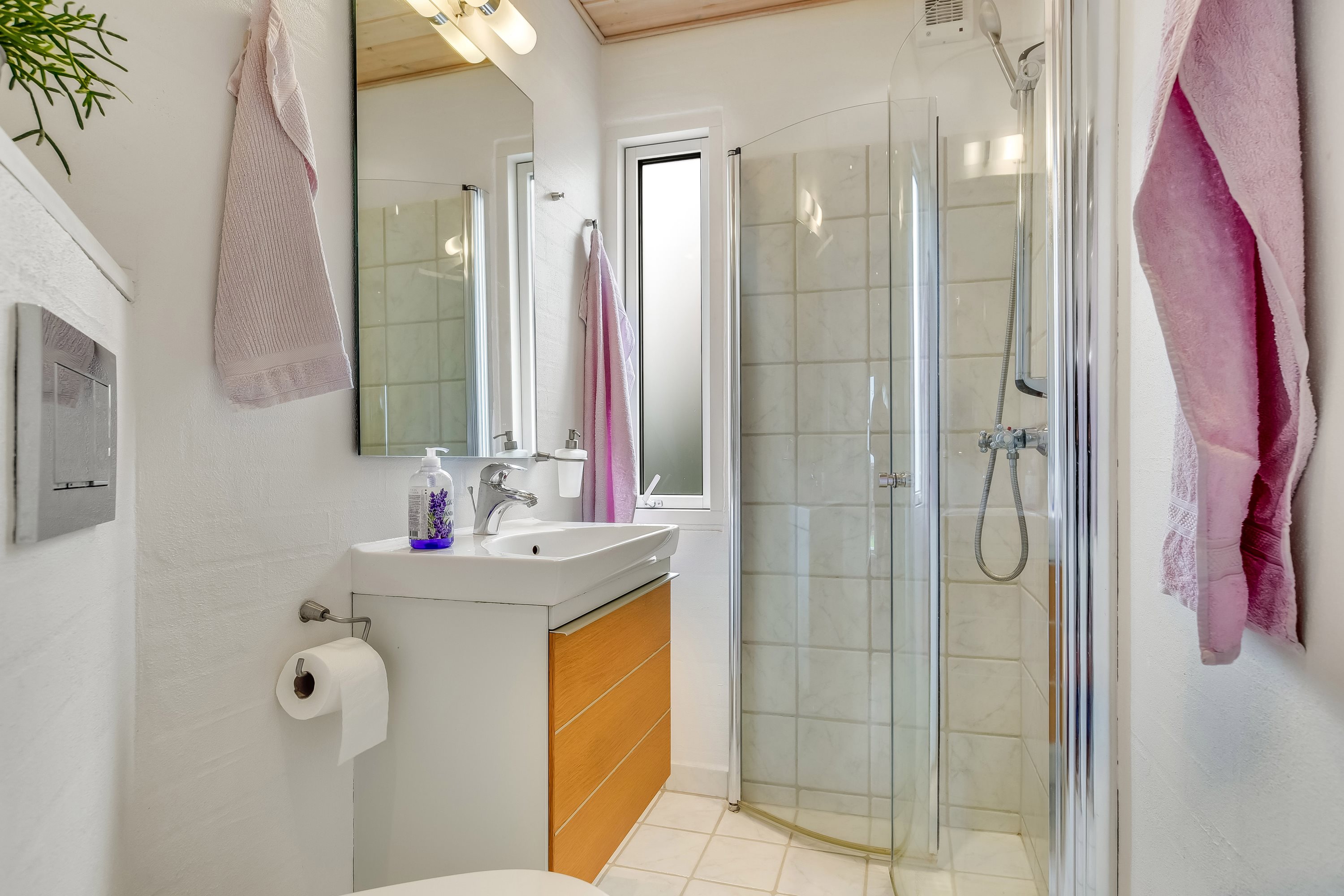 Fremhævet badeværelse billede i fuldskærmstilstand. Billede af Åvænget 8, 7500 Holstebro