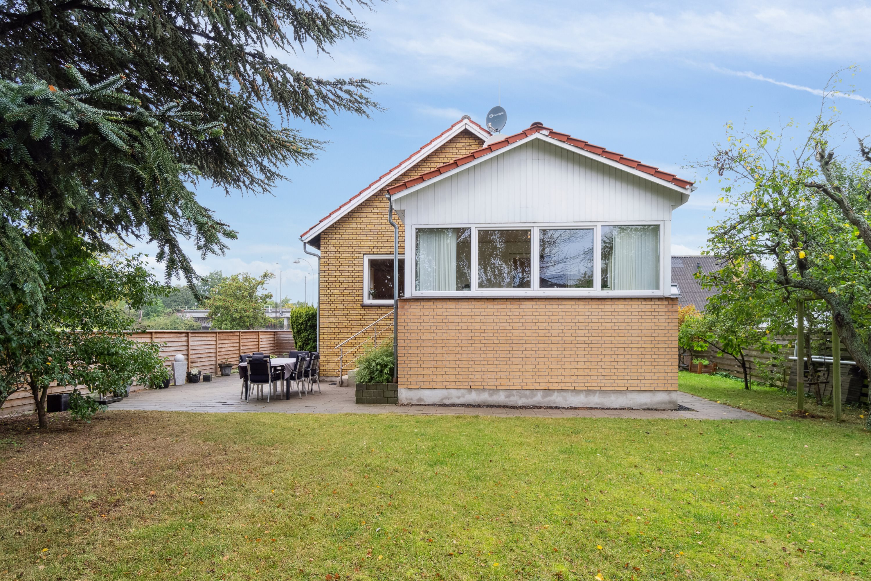 Fremhævet set fra haven billede i fuldskærmstilstand. Billede af Hvidovre Boulevard 10, 2650 Hvidovre