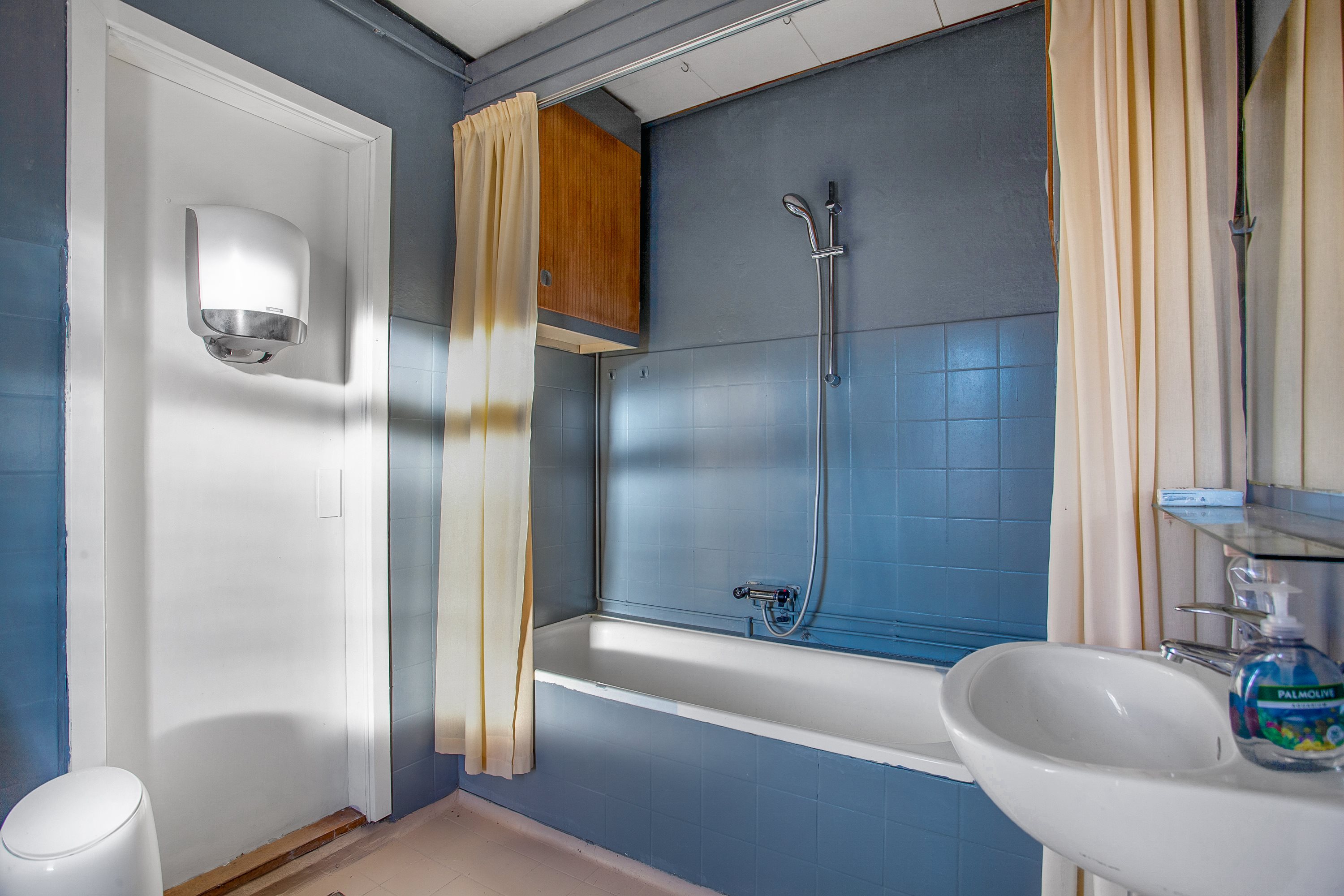 Fremhævet badeværelse billede i fuldskærmstilstand. Billede af Byrum Hovedgade 62, Byrum, 9940 Læsø