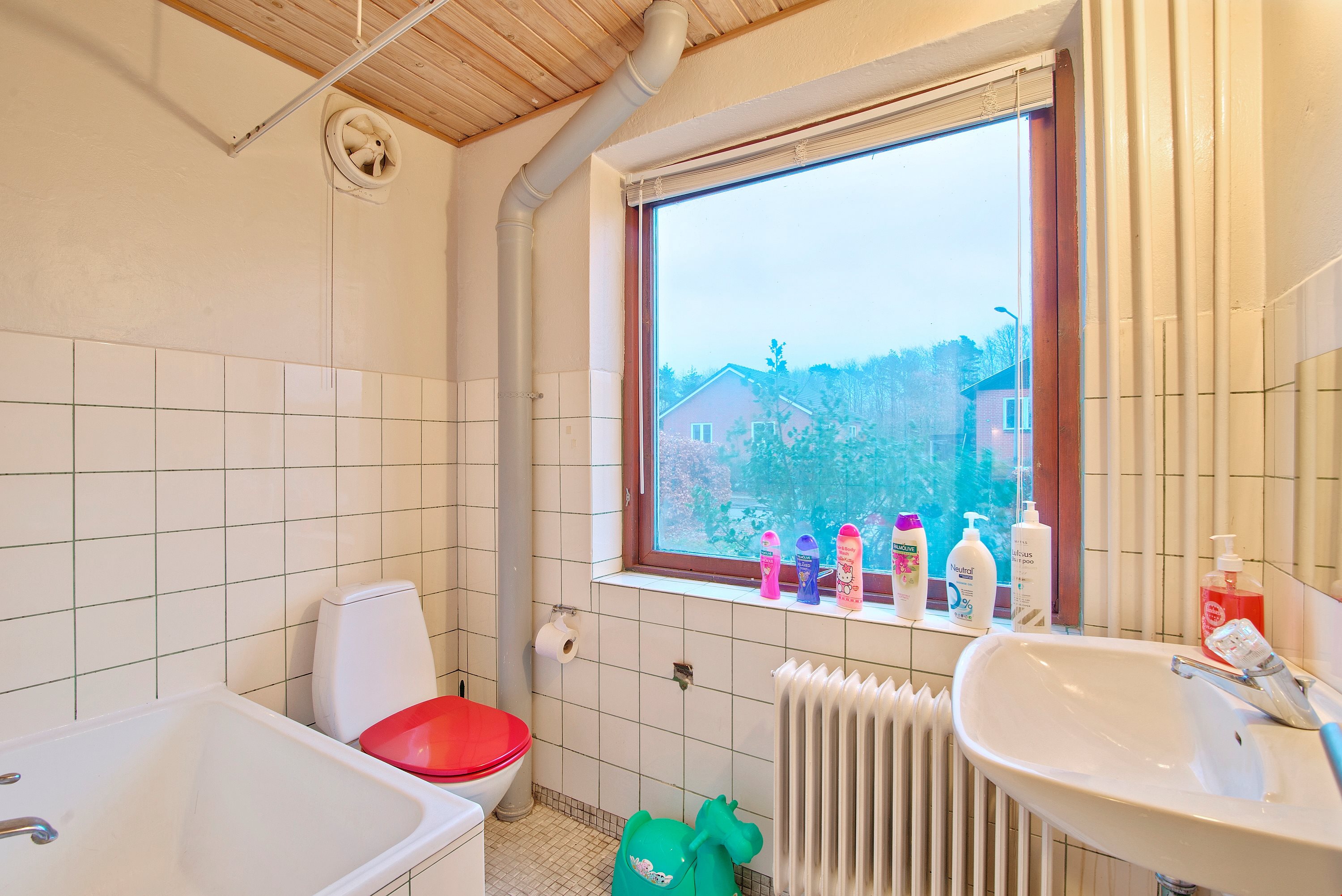 Fremhævet badeværelse billede i fuldskærmstilstand. Billede af Egevangen 9, Sig, 6800 Varde