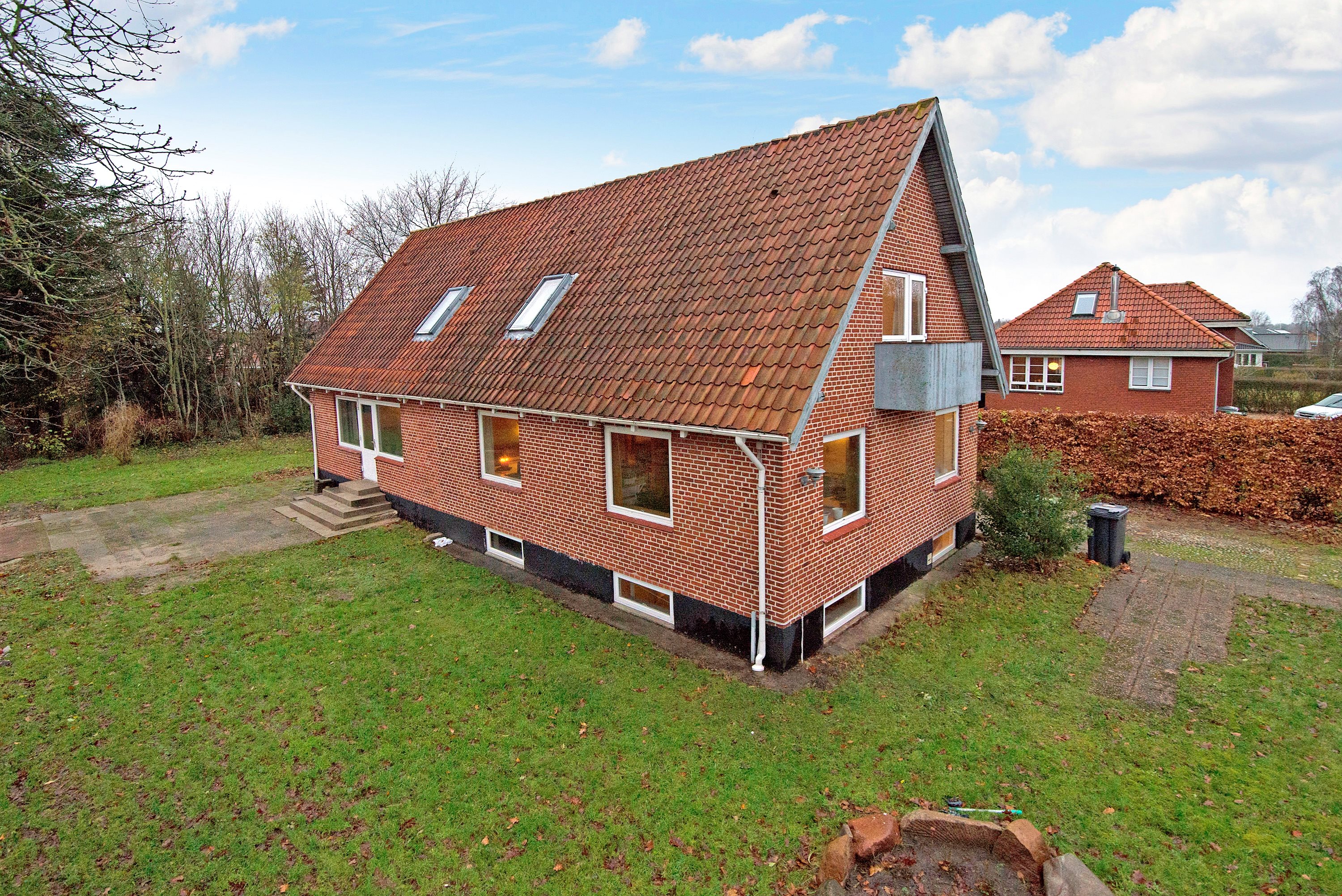 Fremhævet set fra haven billede i fuldskærmstilstand. Billede af Egevangen 9, Sig, 6800 Varde