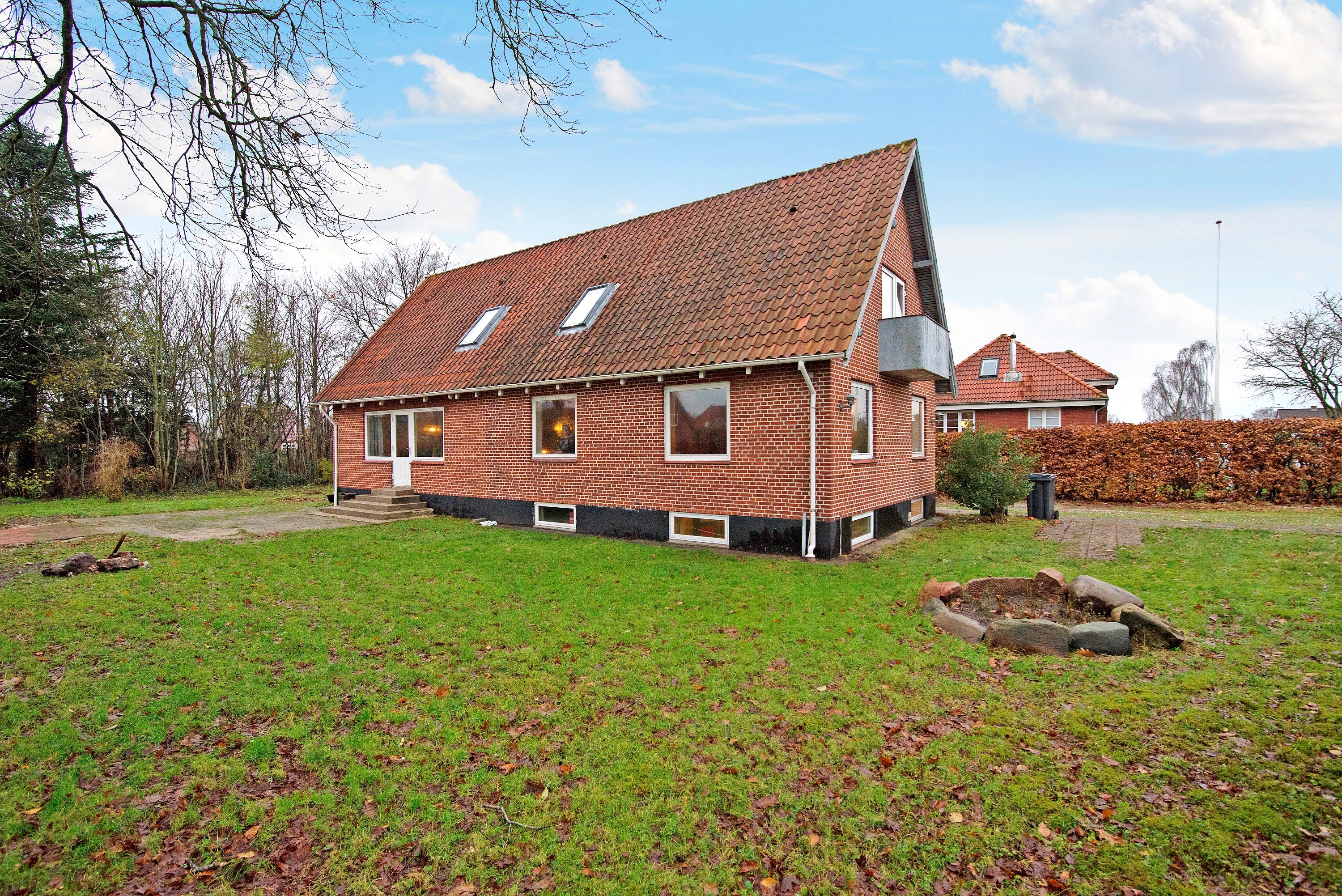 Fremhævet set fra haven billede i fuldskærmstilstand. Billede af Egevangen 9, Sig, 6800 Varde