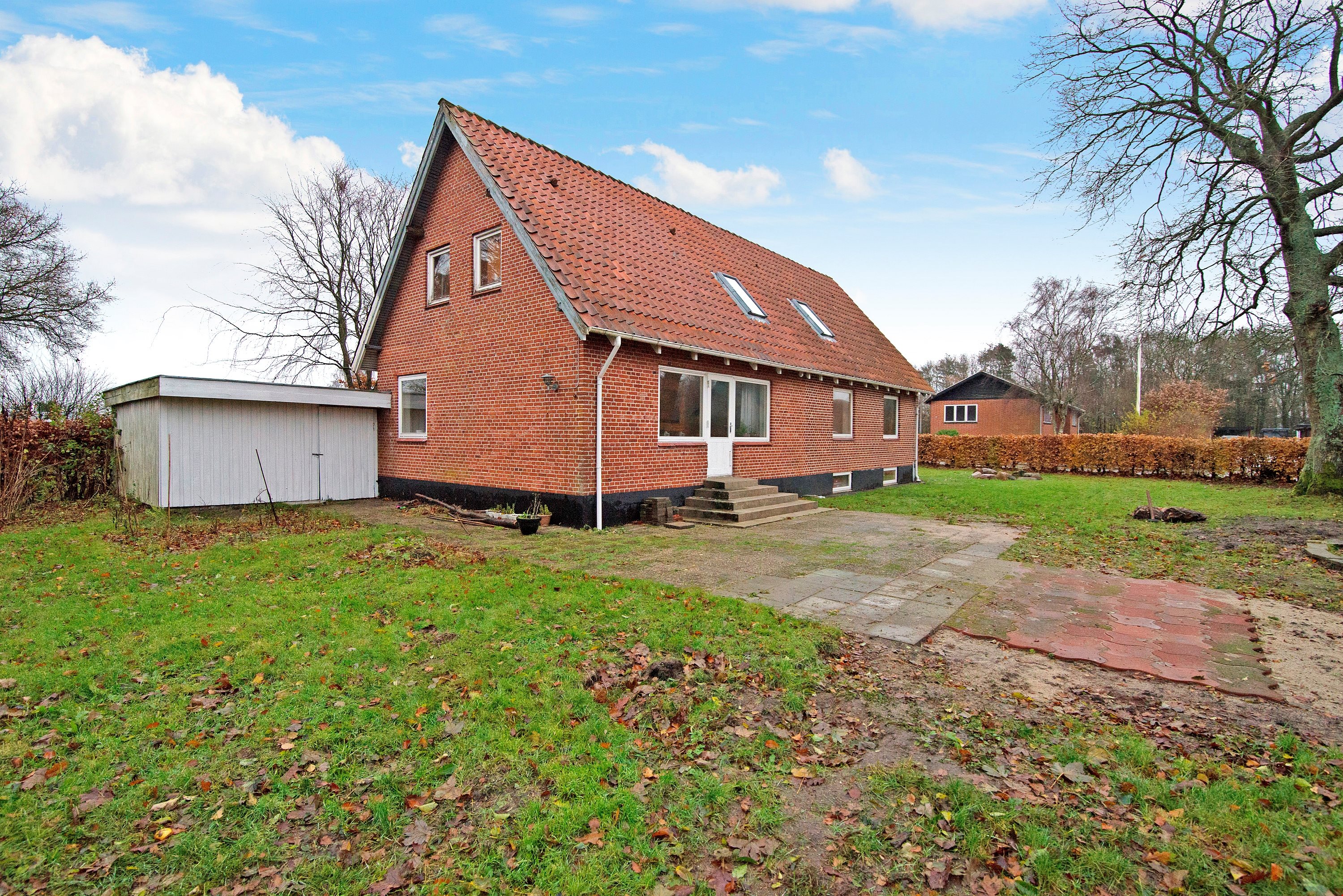 Fremhævet set fra haven billede i fuldskærmstilstand. Billede af Egevangen 9, Sig, 6800 Varde