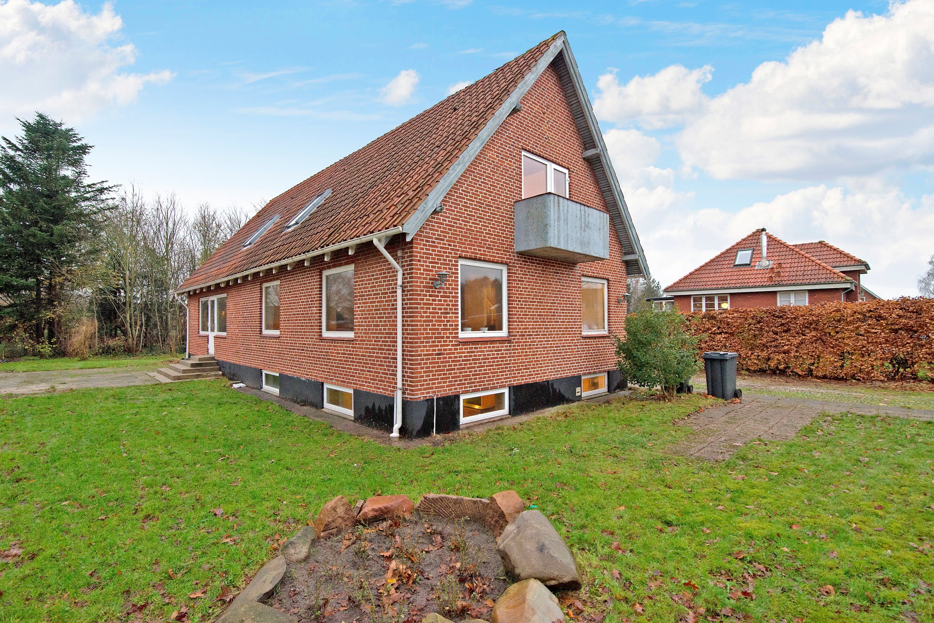 Fremhævet set fra haven billede i fuldskærmstilstand. Billede af Egevangen 9, Sig, 6800 Varde