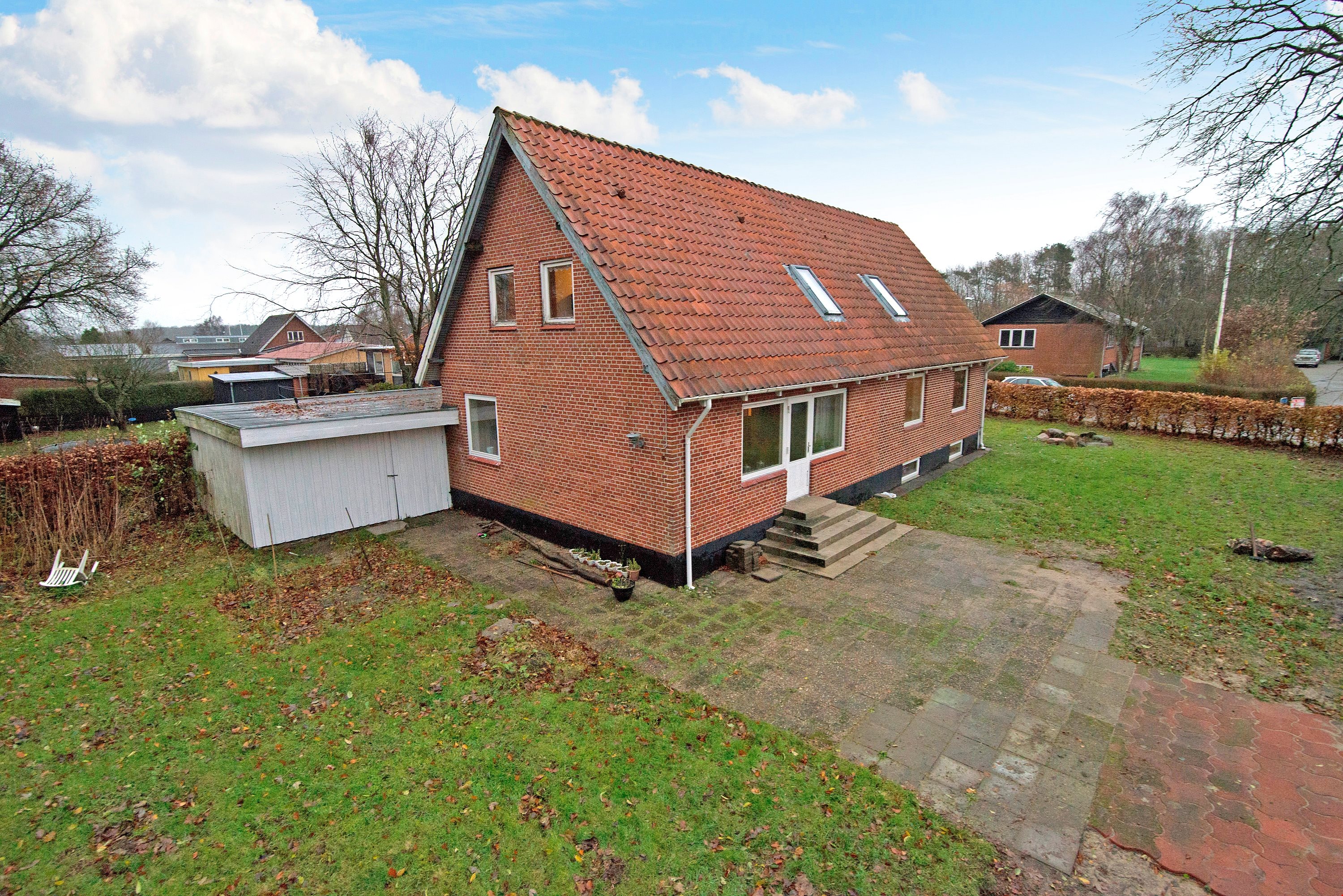 Fremhævet set fra haven billede i fuldskærmstilstand. Billede af Egevangen 9, Sig, 6800 Varde