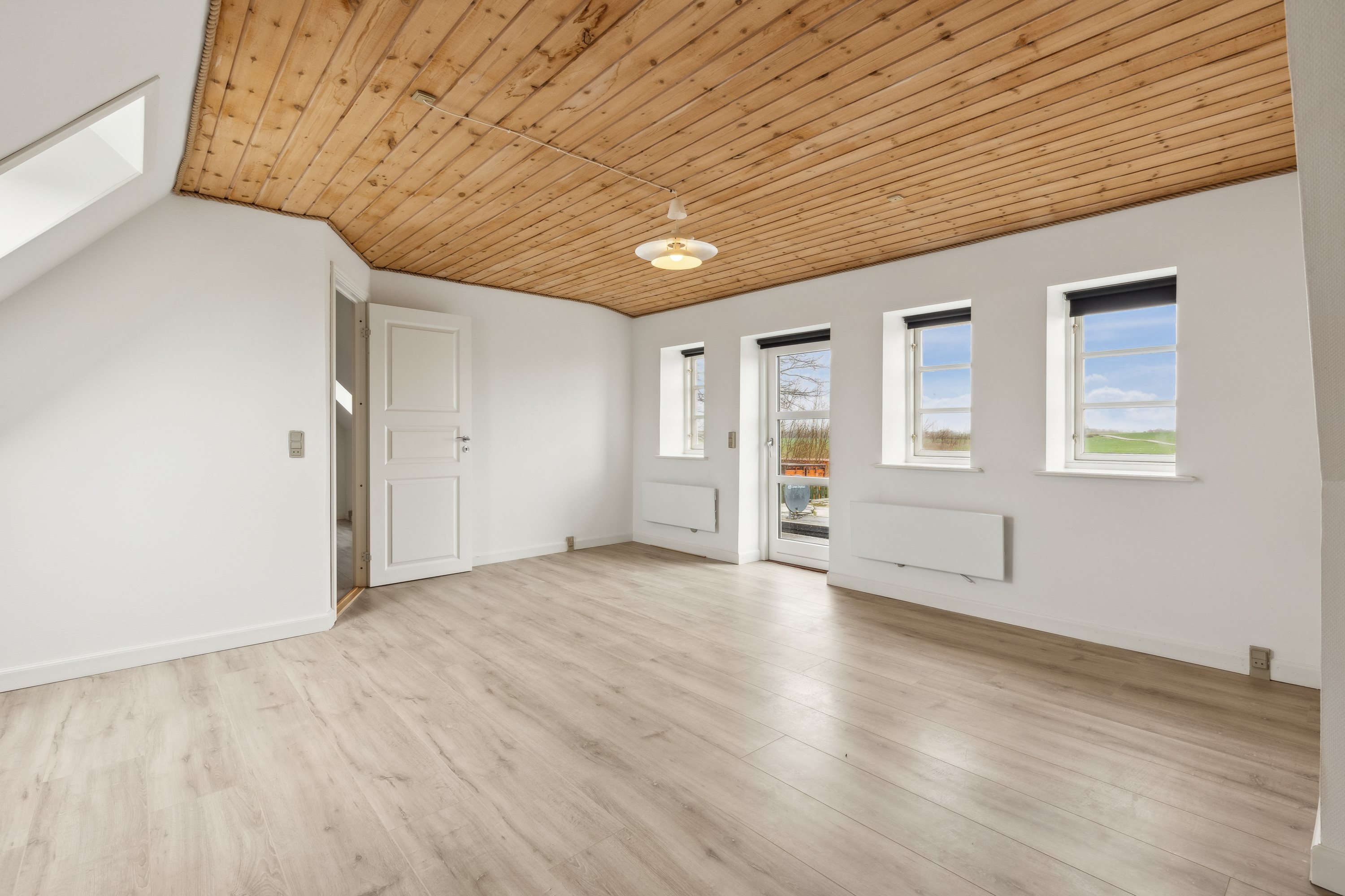 Fremhævet stue billede i fuldskærmstilstand. Billede af Solbjergvej 51, Solbjerg, 4270 Høng