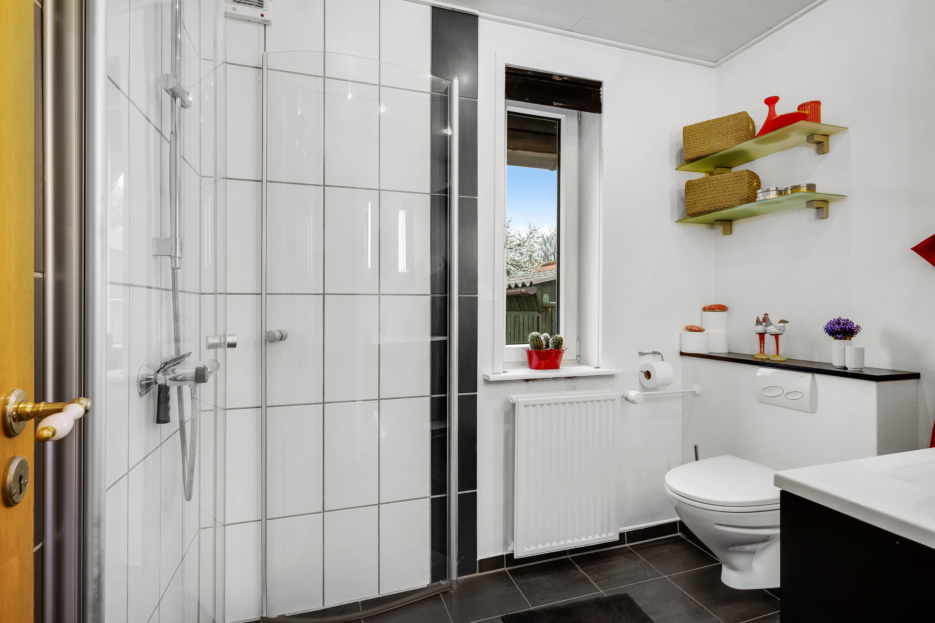 Fremhævet badeværelse billede i fuldskærmstilstand. Billede af Bredgade 15A, 6940 Lem St