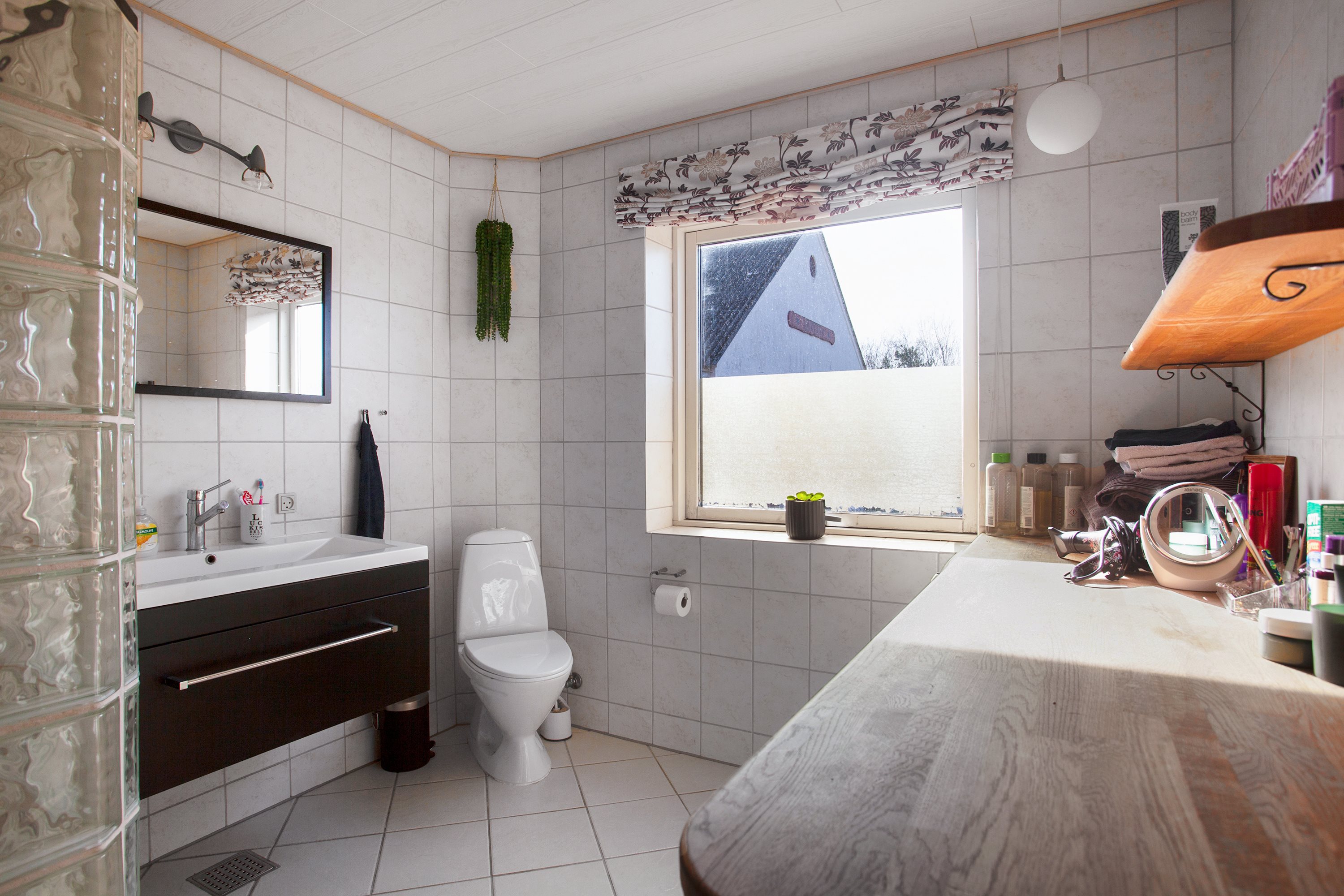 Fremhævet badeværelse billede i fuldskærmstilstand. Billede af Tørkerivej 1, Byrum, 9940 Læsø