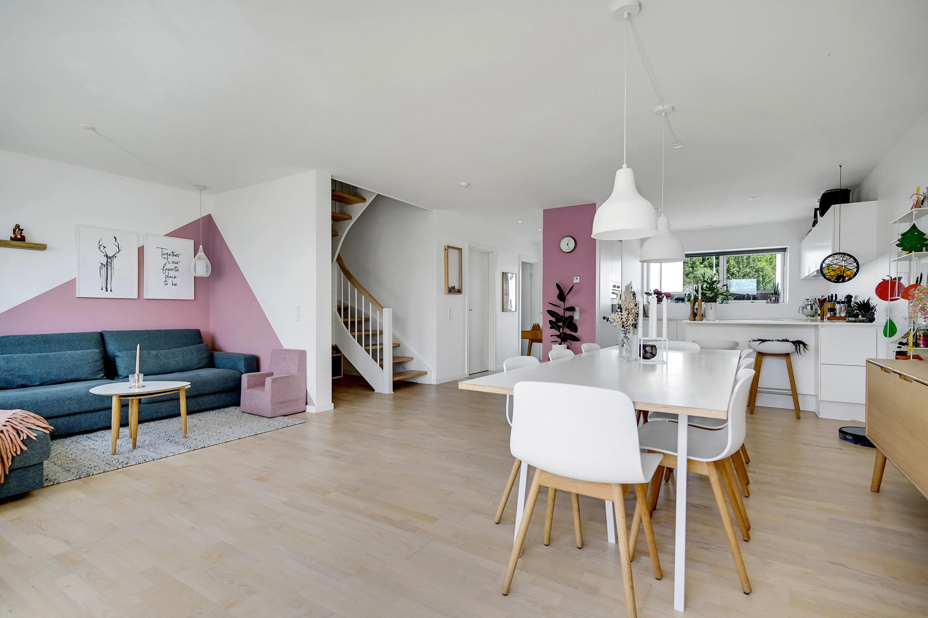 Fremhævet stue billede i fuldskærmstilstand. Billede af Engelstoft 17A, 8520 Lystrup