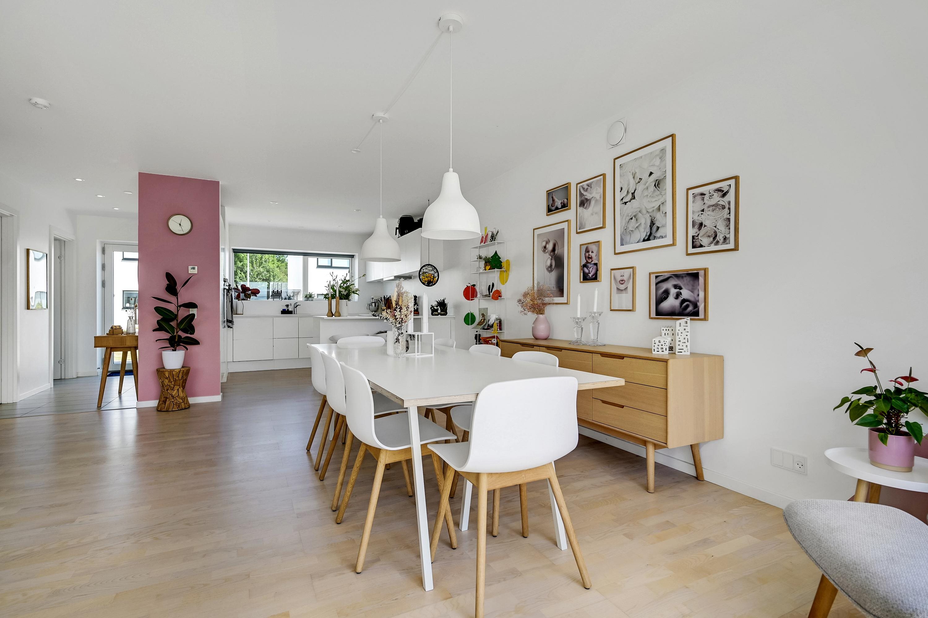 Fremhævet stue billede i fuldskærmstilstand. Billede af Engelstoft 17A, 8520 Lystrup