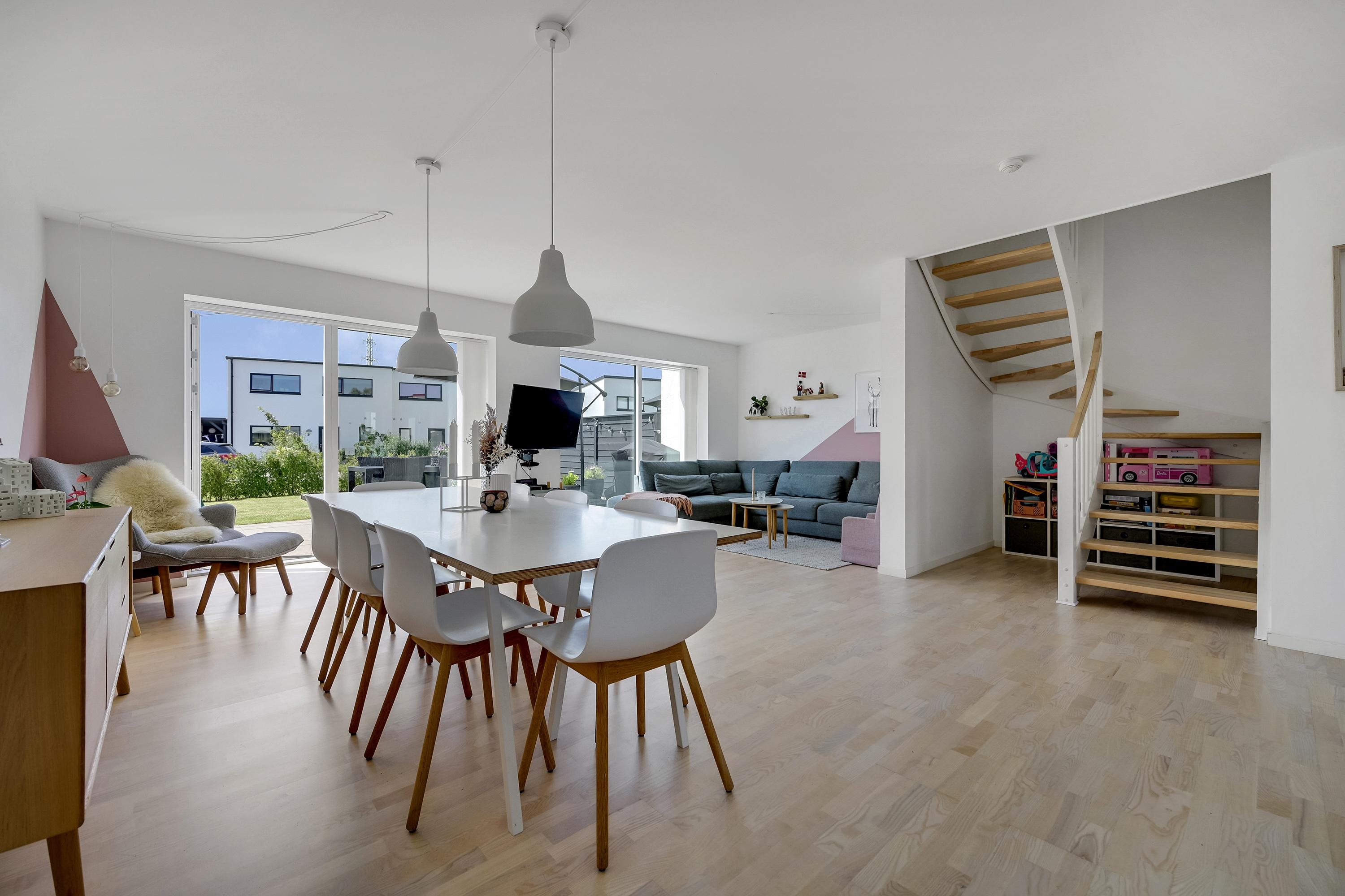 Fremhævet stue billede i fuldskærmstilstand. Billede af Engelstoft 17A, 8520 Lystrup