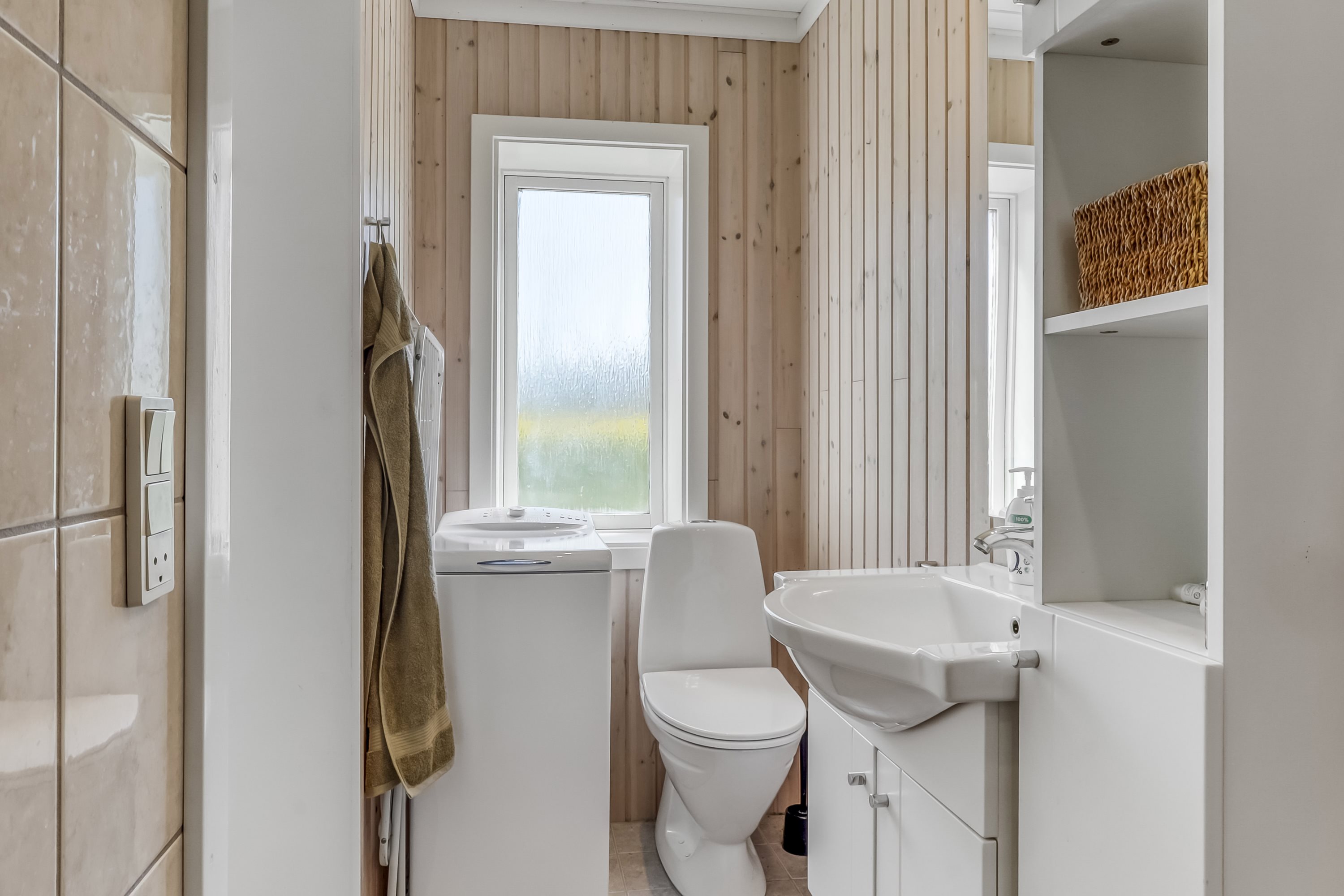 Fremhævet toilet billede i fuldskærmstilstand. Billede af Byvej 17, Sdr Longelse, 5900 Rudkøbing