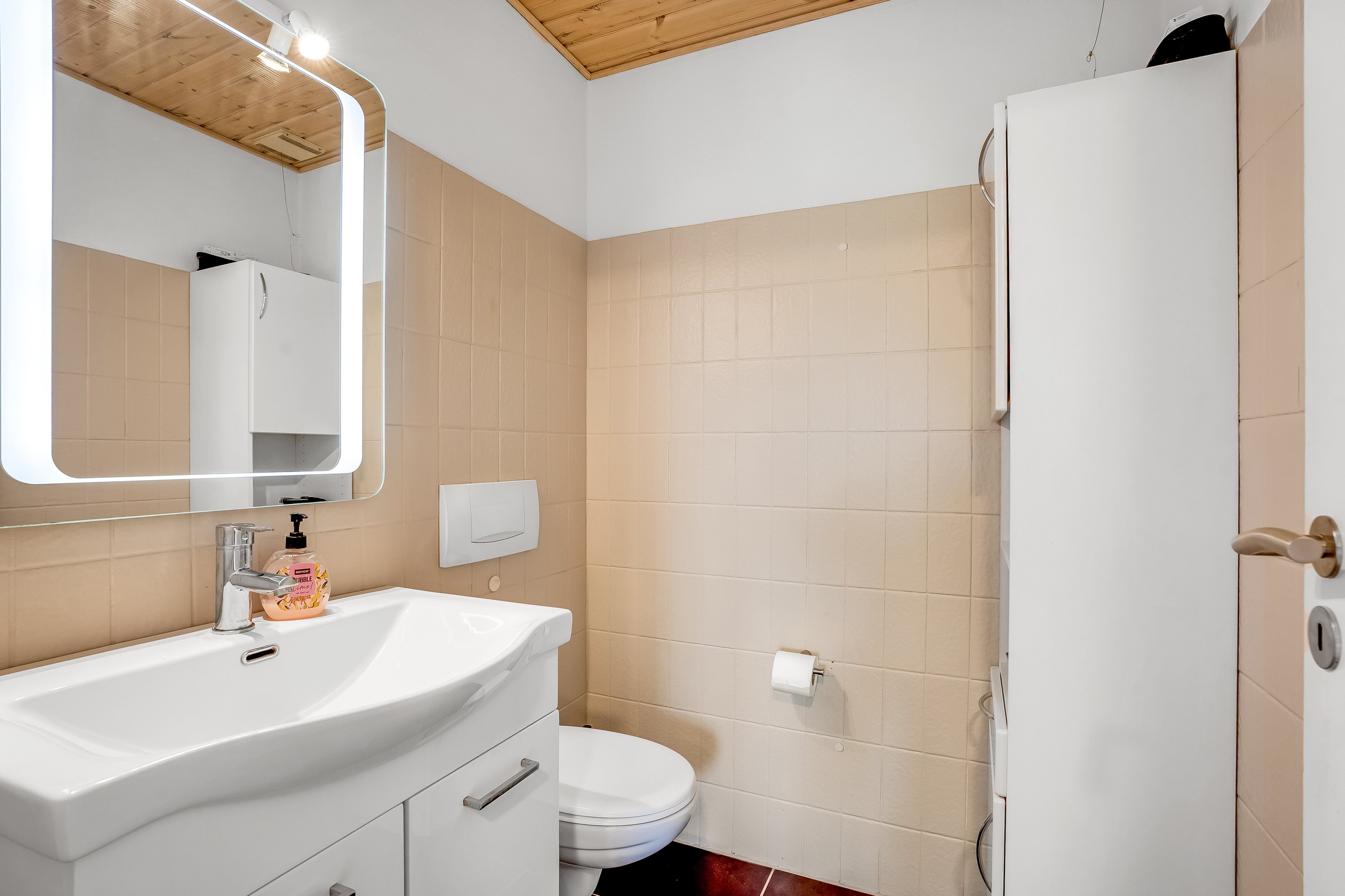 Fremhævet toilet billede i fuldskærmstilstand. Billede af Møllevej 58, 4990 Sakskøbing