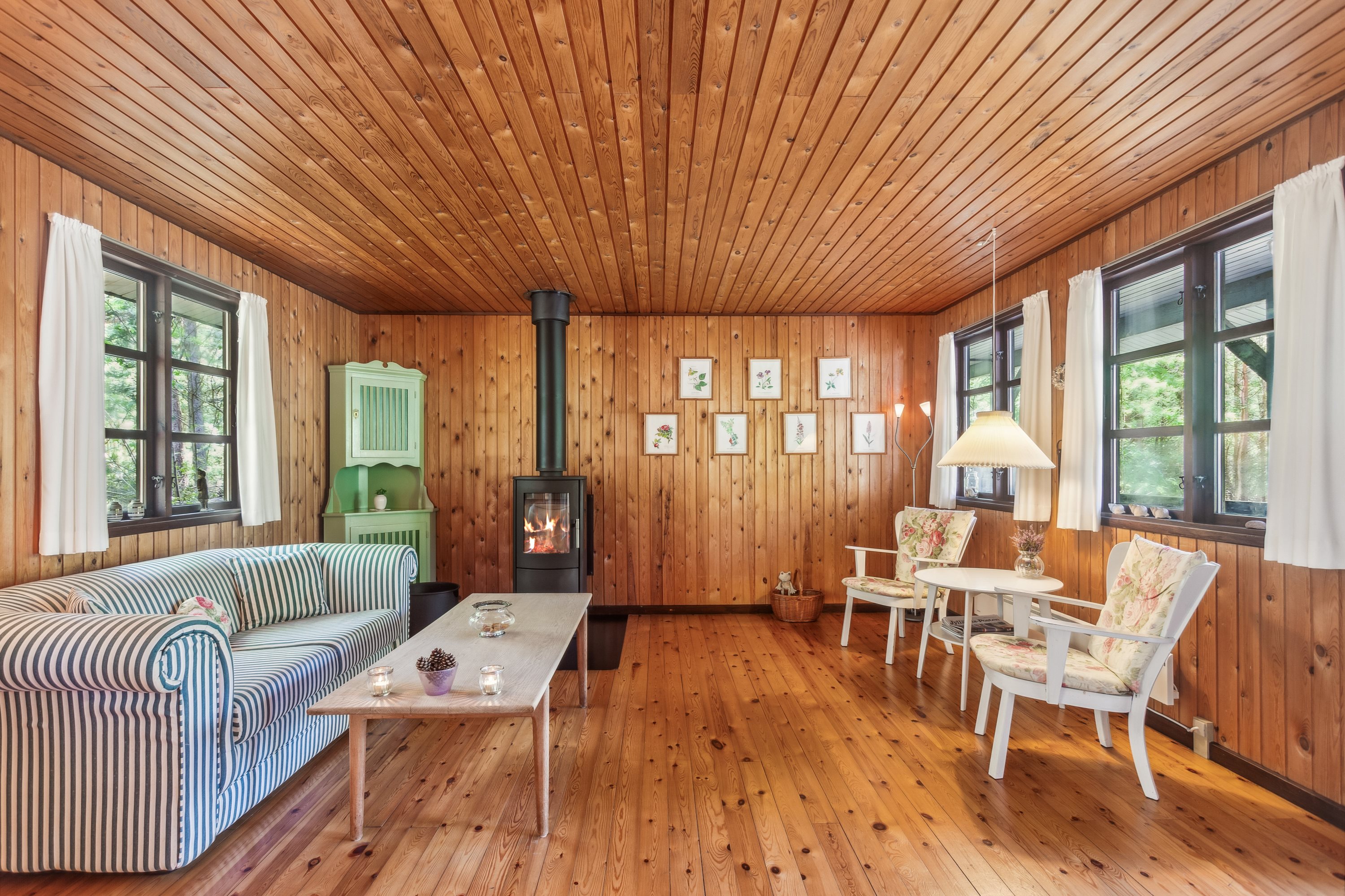 Fremhævet stue billede i fuldskærmstilstand. Billede af Lyngholmvej 1, Østerby, 9940 Læsø