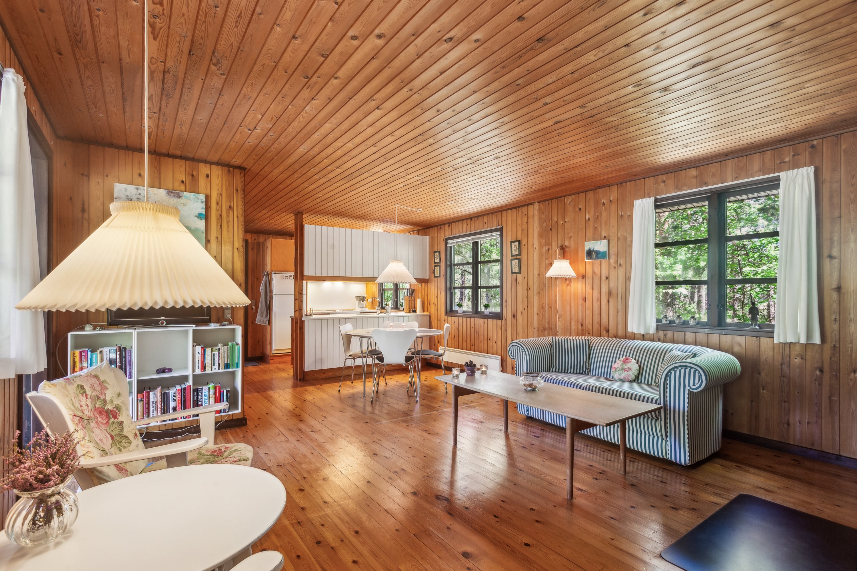 Fremhævet stue billede i fuldskærmstilstand. Billede af Lyngholmvej 1, Østerby, 9940 Læsø