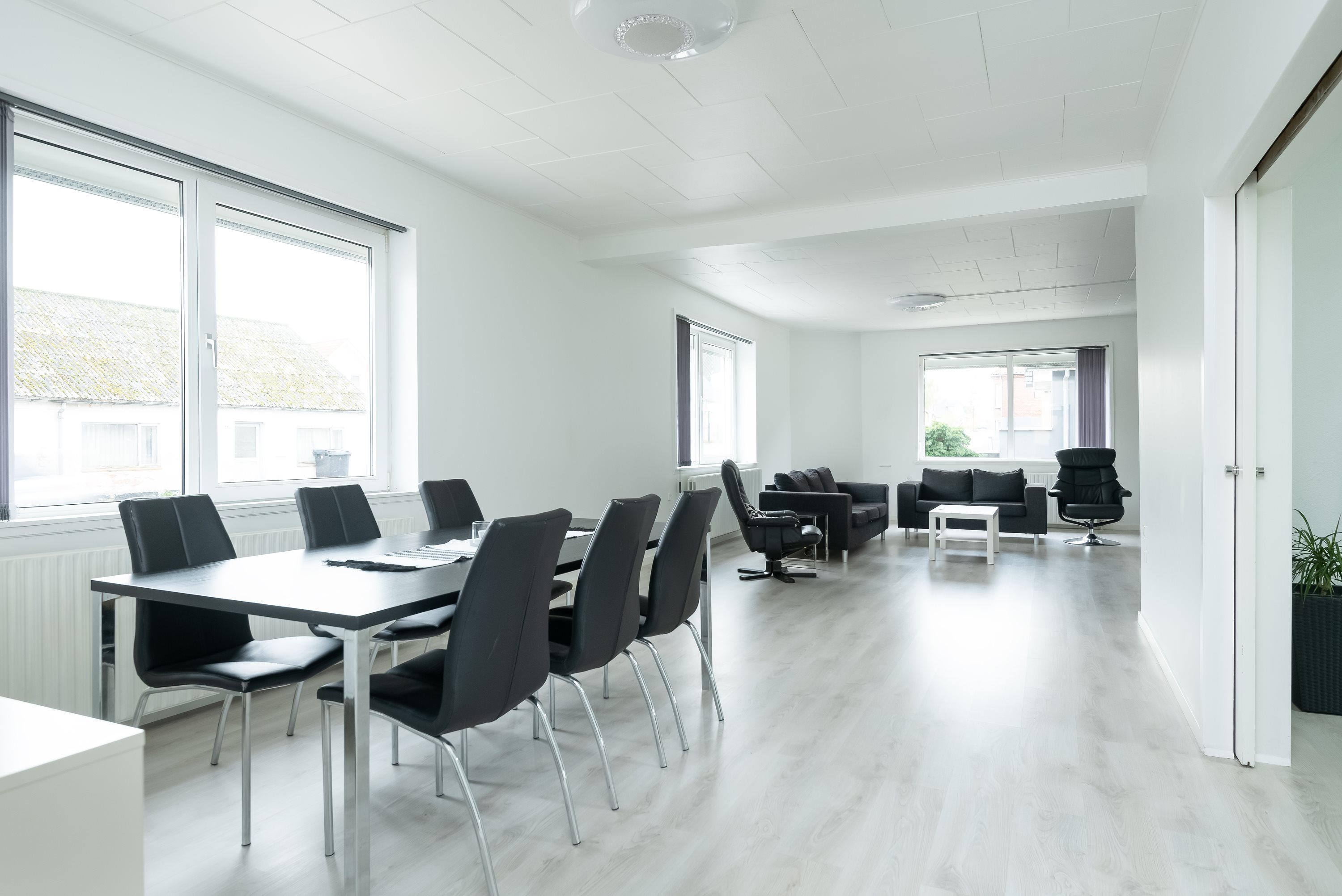 Fremhævet stue billede i fuldskærmstilstand. Billede af Hjørringvej 446, 9750 Østervrå