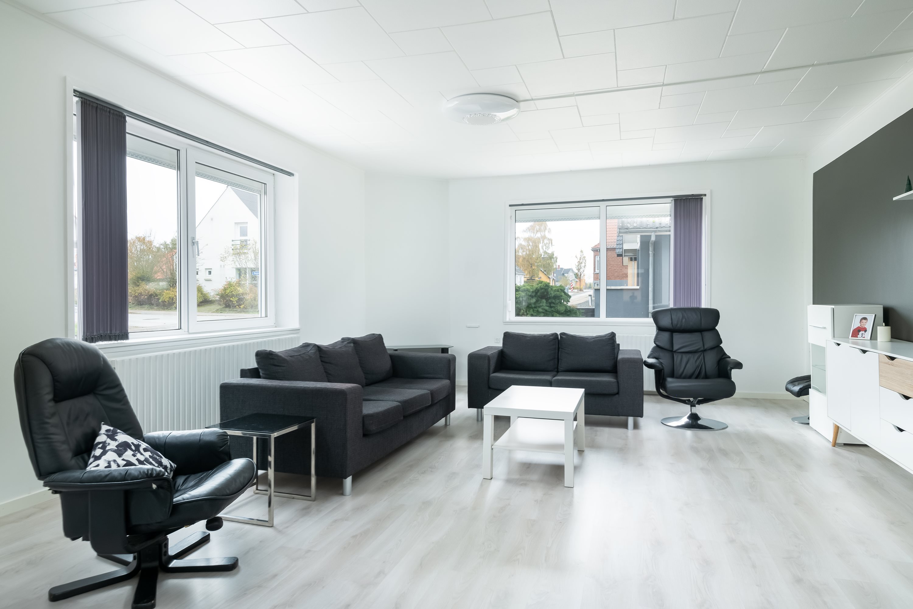 Fremhævet stue billede i fuldskærmstilstand. Billede af Hjørringvej 446, 9750 Østervrå