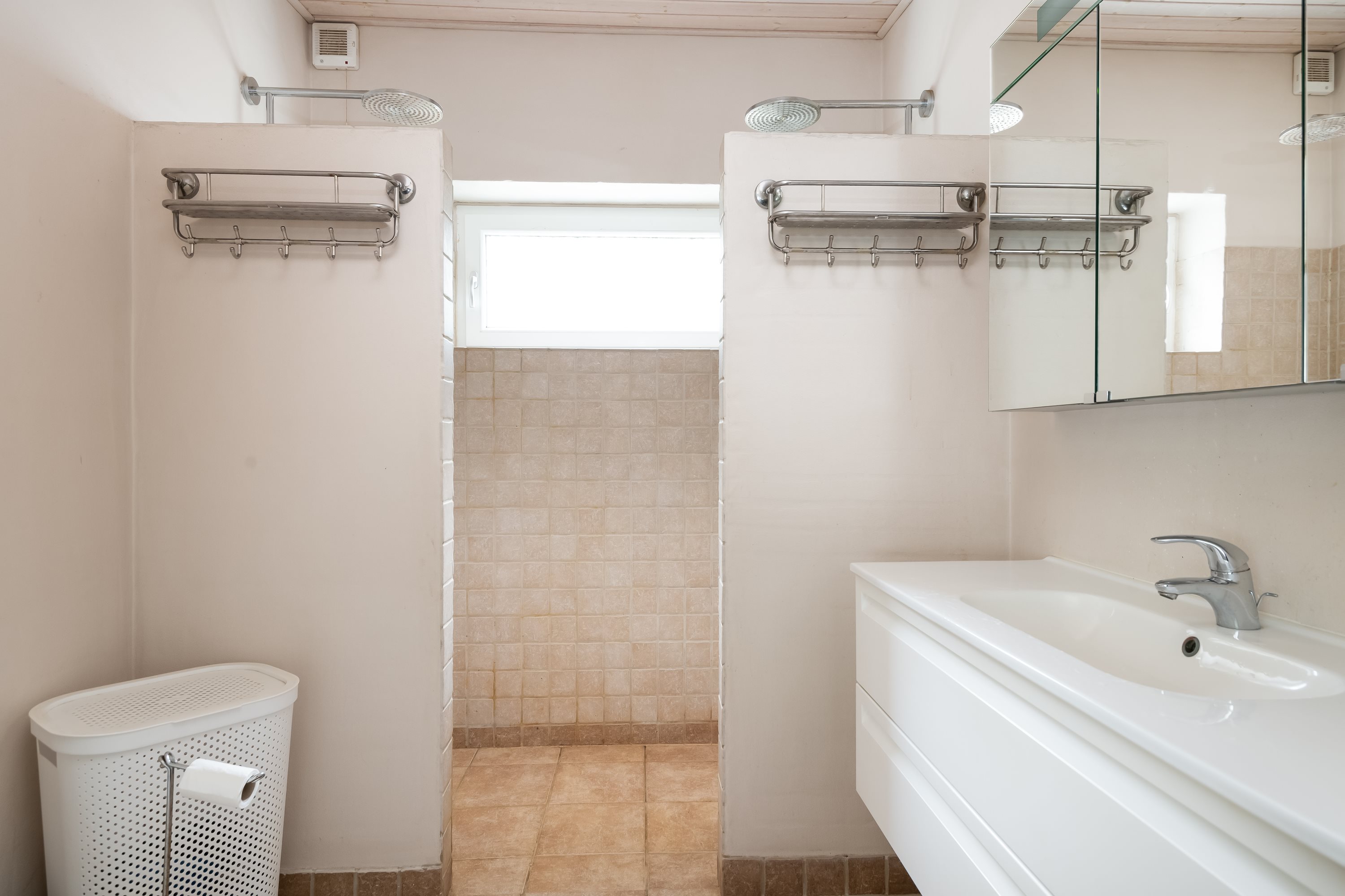 Fremhævet badeværelse billede i fuldskærmstilstand. Billede af Hjørringvej 446, 9750 Østervrå