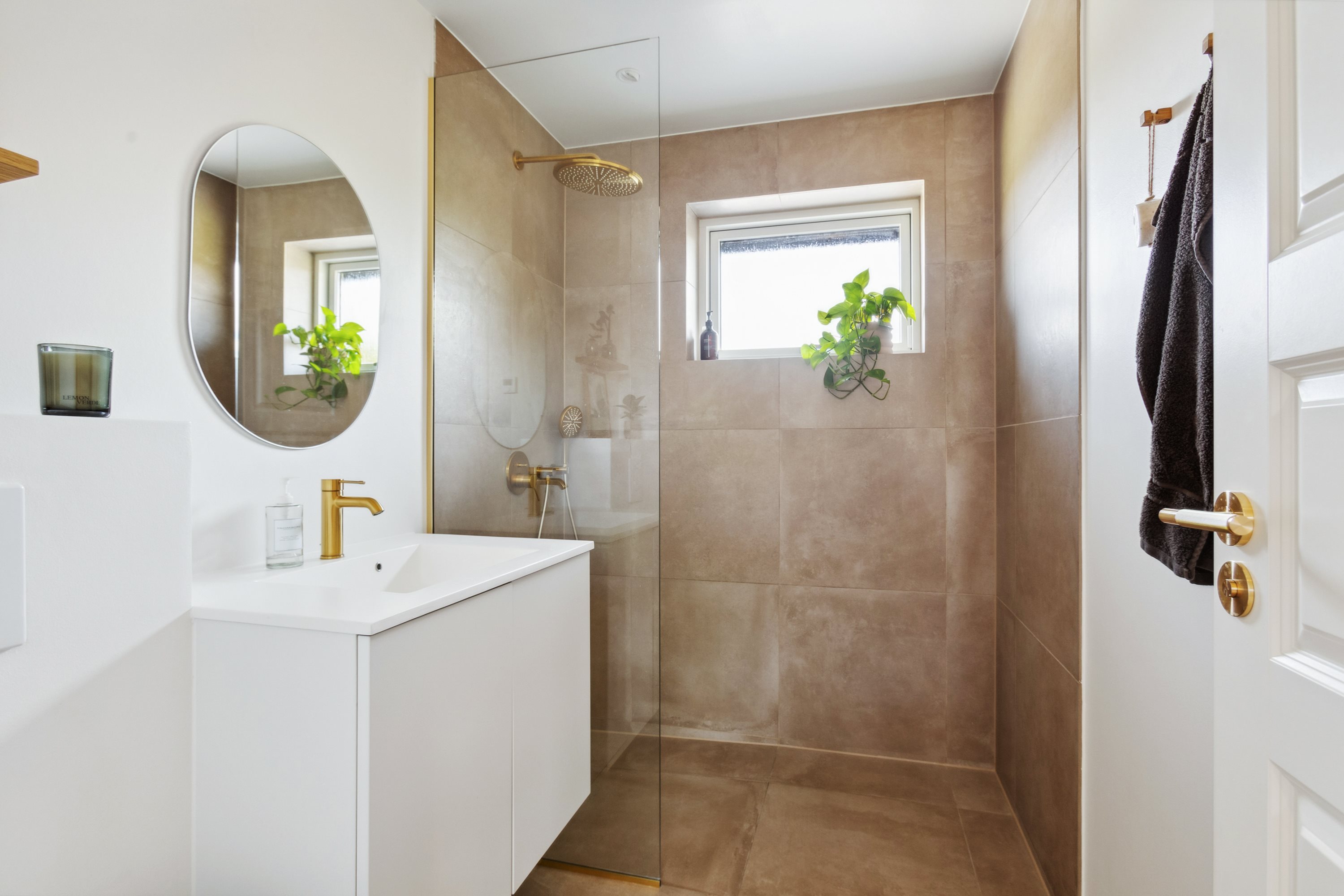 Fremhævet badeværelse billede i fuldskærmstilstand. Billede af Åvænget 3, 2970 Hørsholm