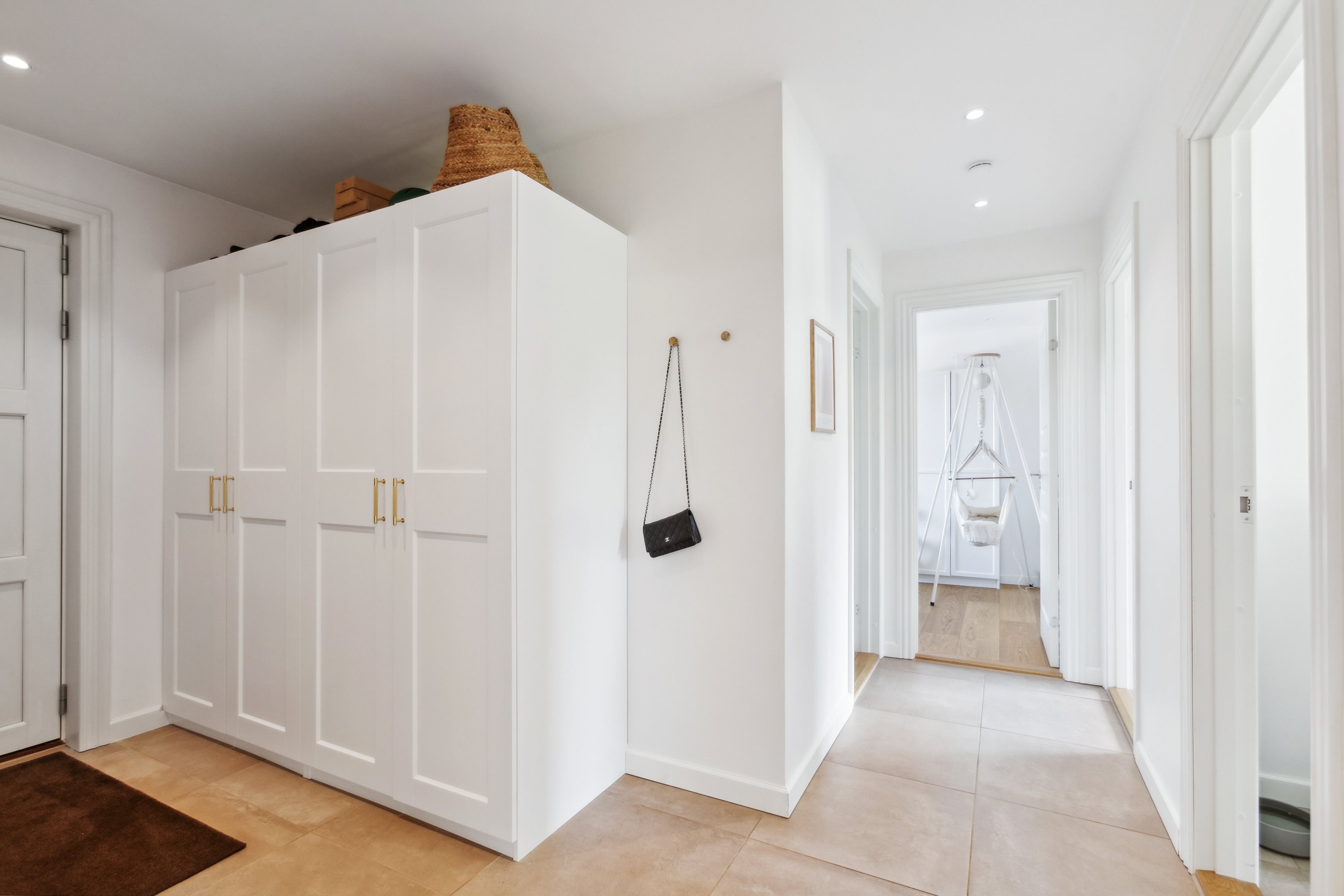 Fremhævet gang billede i fuldskærmstilstand. Billede af Åvænget 3, 2970 Hørsholm