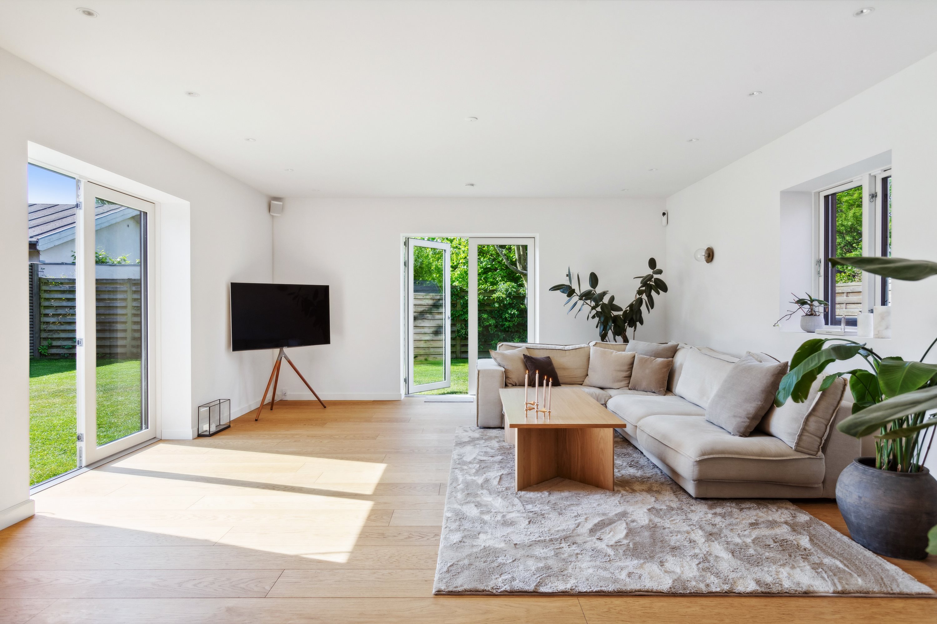 Fremhævet stue billede i fuldskærmstilstand. Billede af Åvænget 3, 2970 Hørsholm