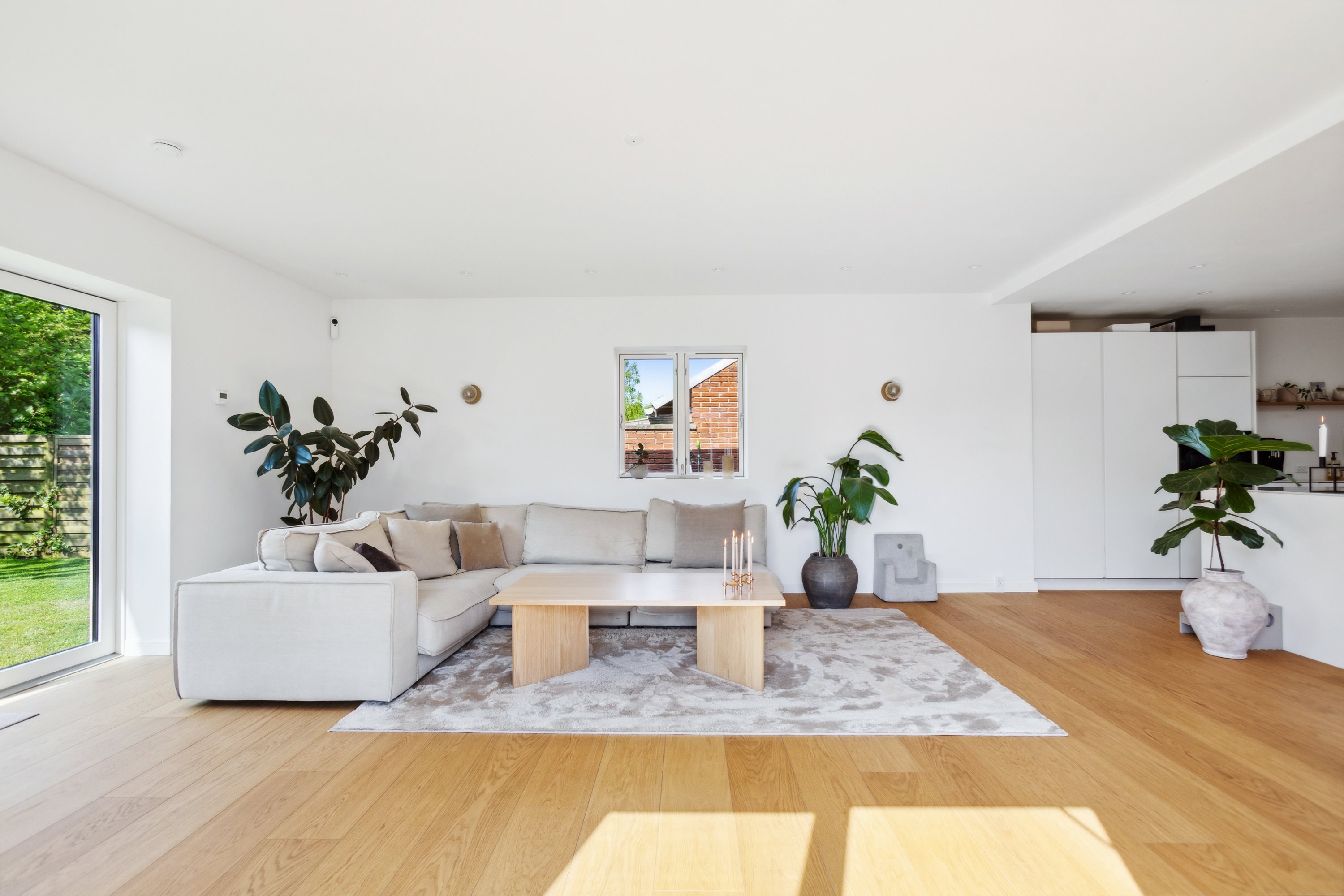 Fremhævet stue billede i fuldskærmstilstand. Billede af Åvænget 3, 2970 Hørsholm