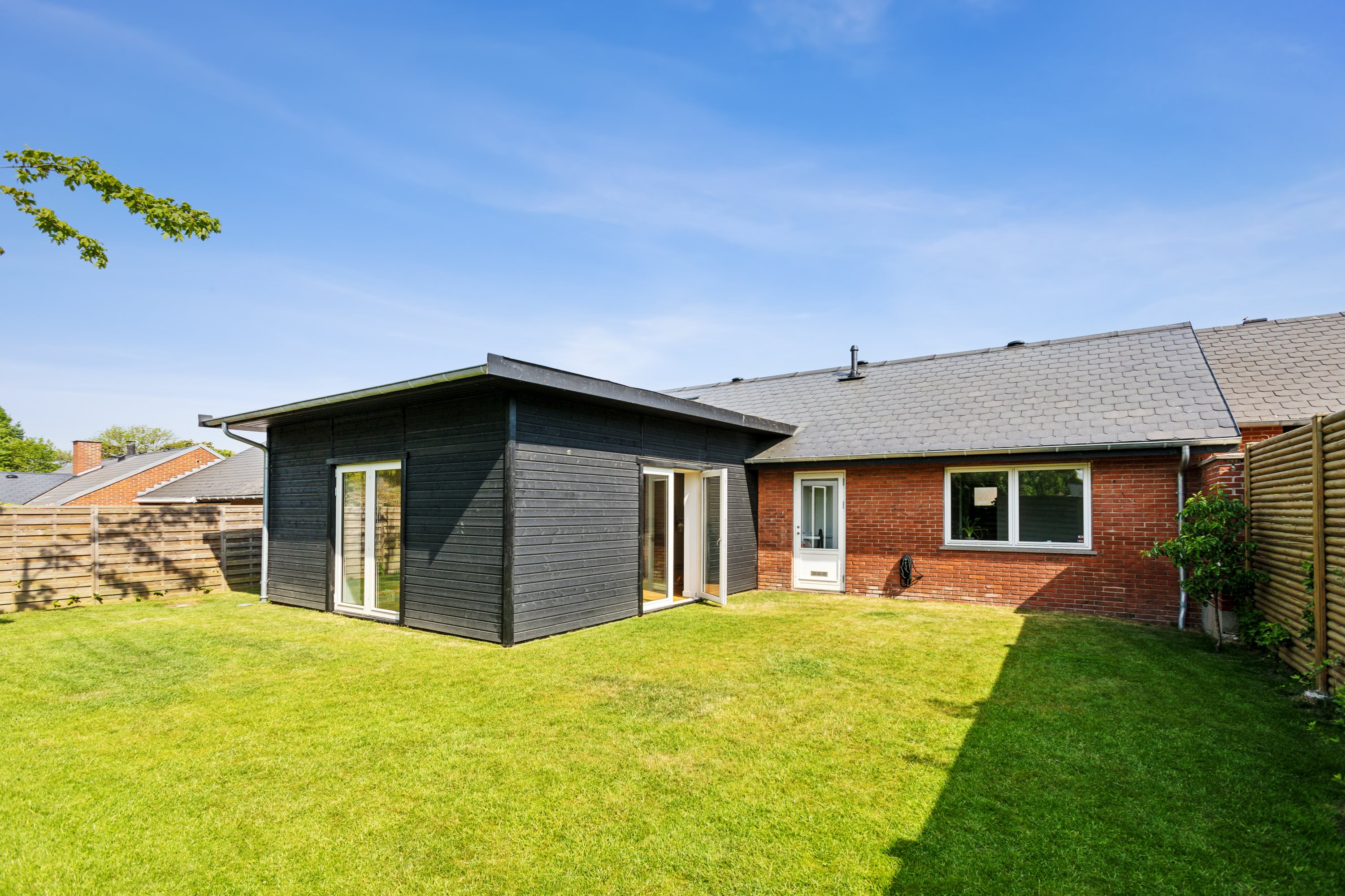 Fremhævet ejendom 1 billede i fuldskærmstilstand. Billede af Åvænget 3, 2970 Hørsholm