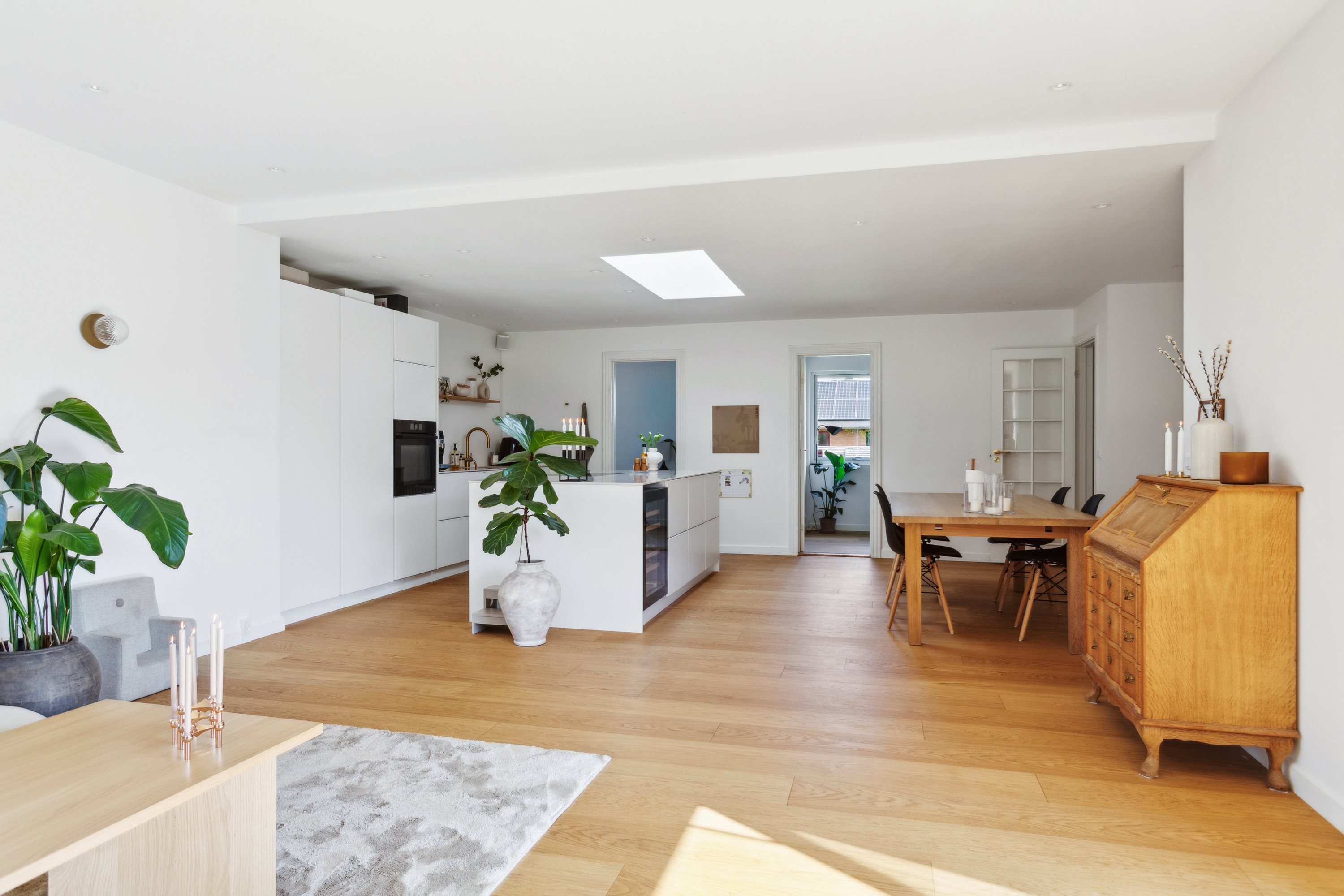 Fremhævet stue billede i fuldskærmstilstand. Billede af Åvænget 3, 2970 Hørsholm