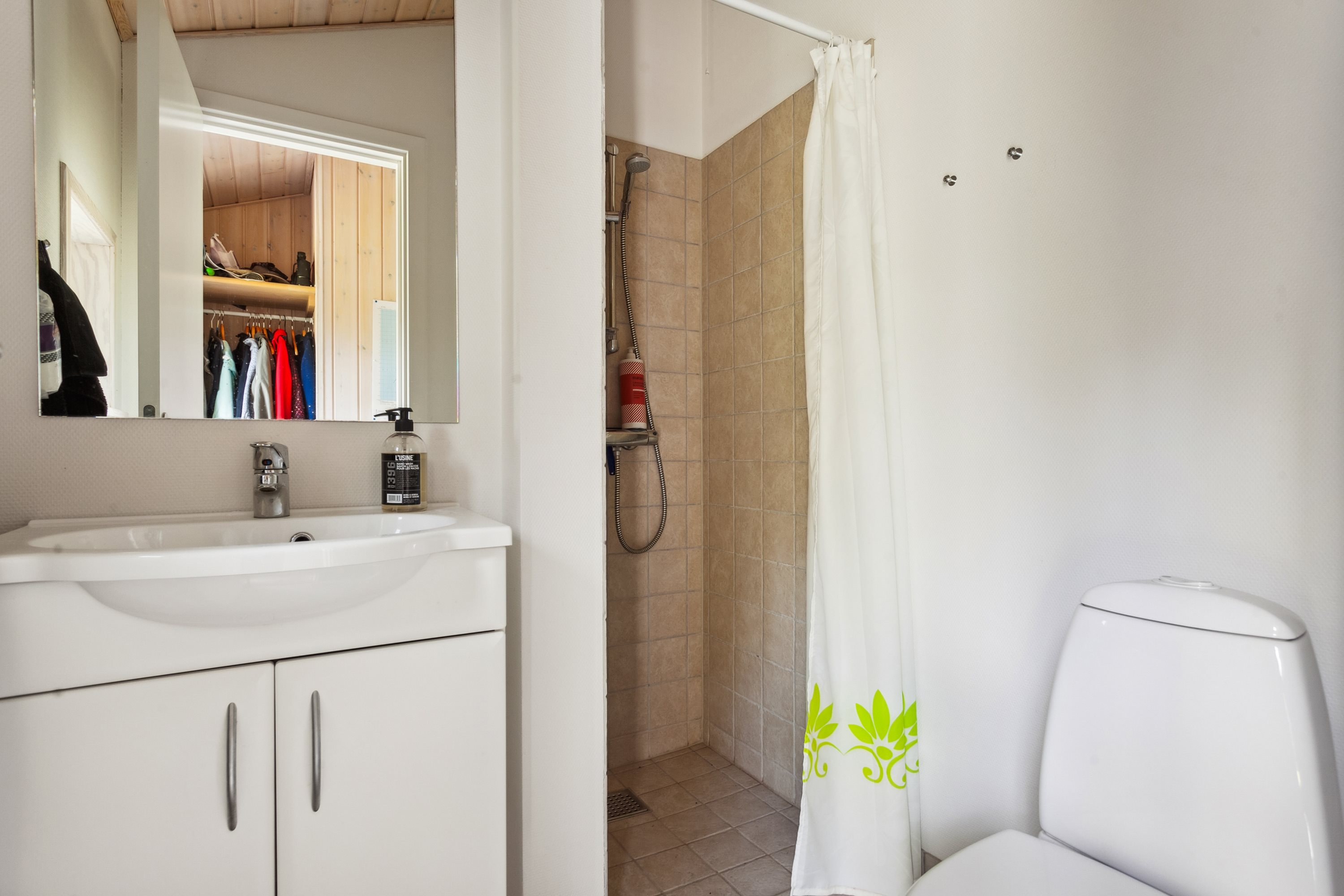 Fremhævet badeværelse billede i fuldskærmstilstand. Billede af Høgevej 1, Østerby, 9940 Læsø