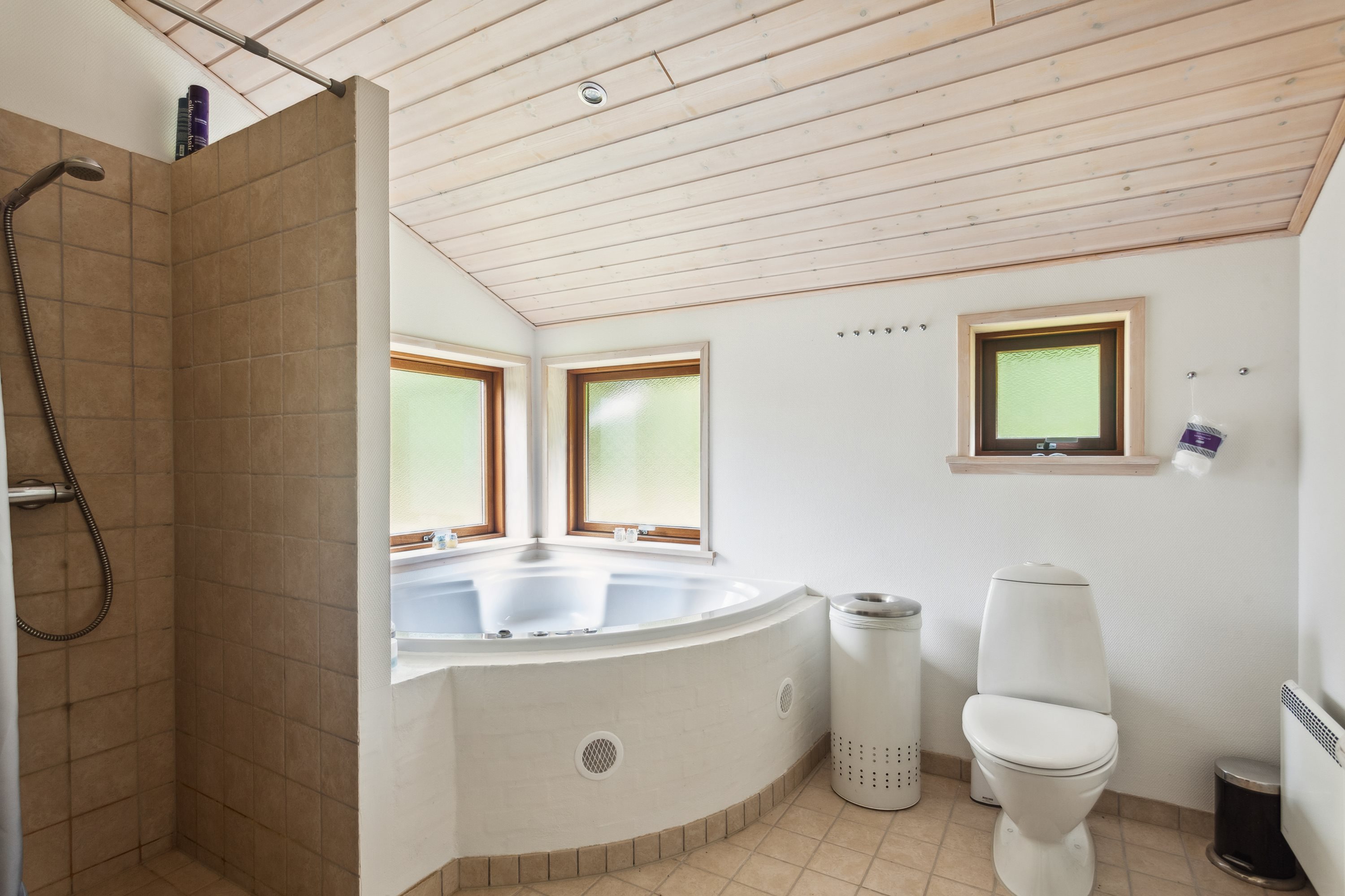 Fremhævet badeværelse billede i fuldskærmstilstand. Billede af Høgevej 1, Østerby, 9940 Læsø