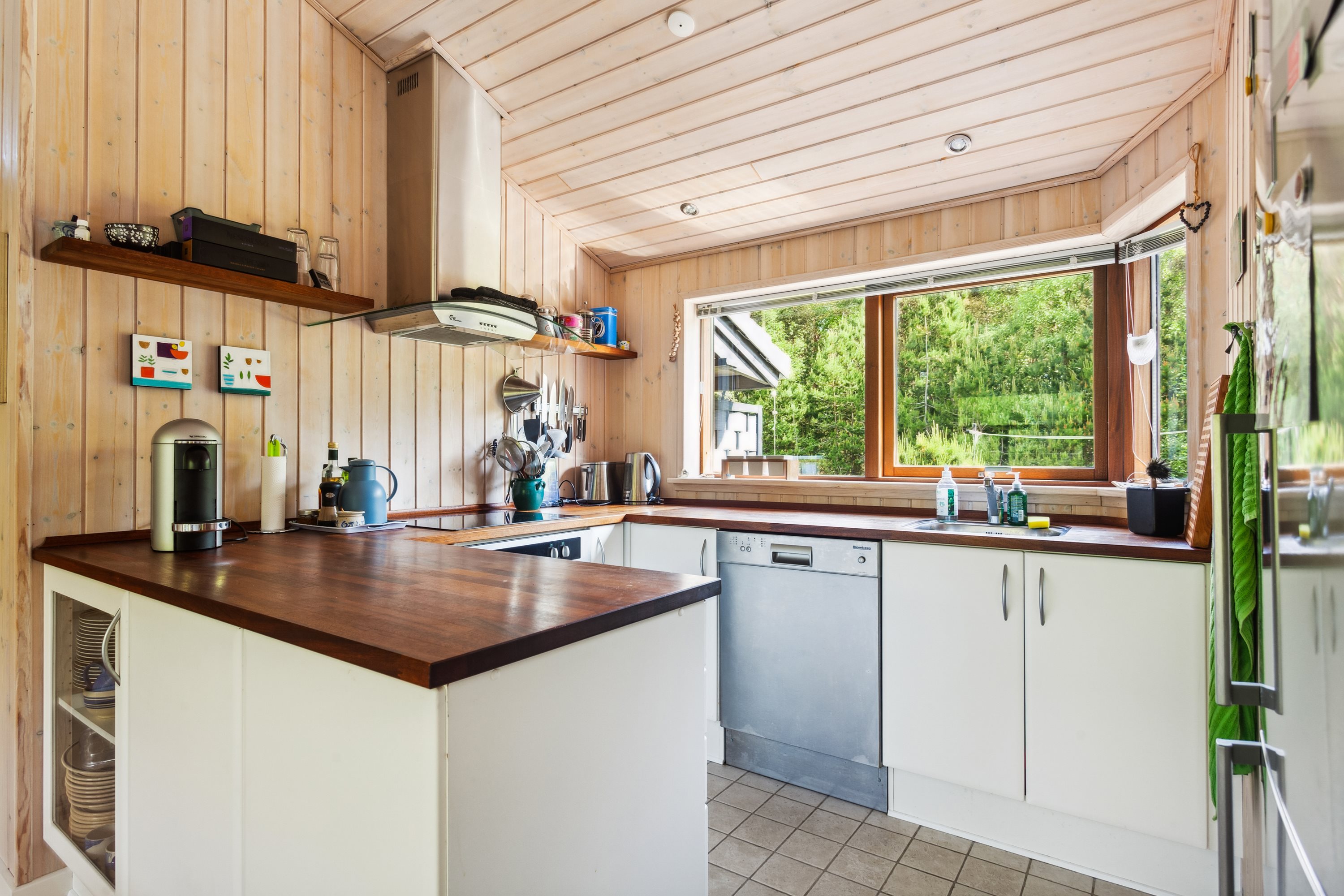 Fremhævet køkken billede i fuldskærmstilstand. Billede af Høgevej 1, Østerby, 9940 Læsø
