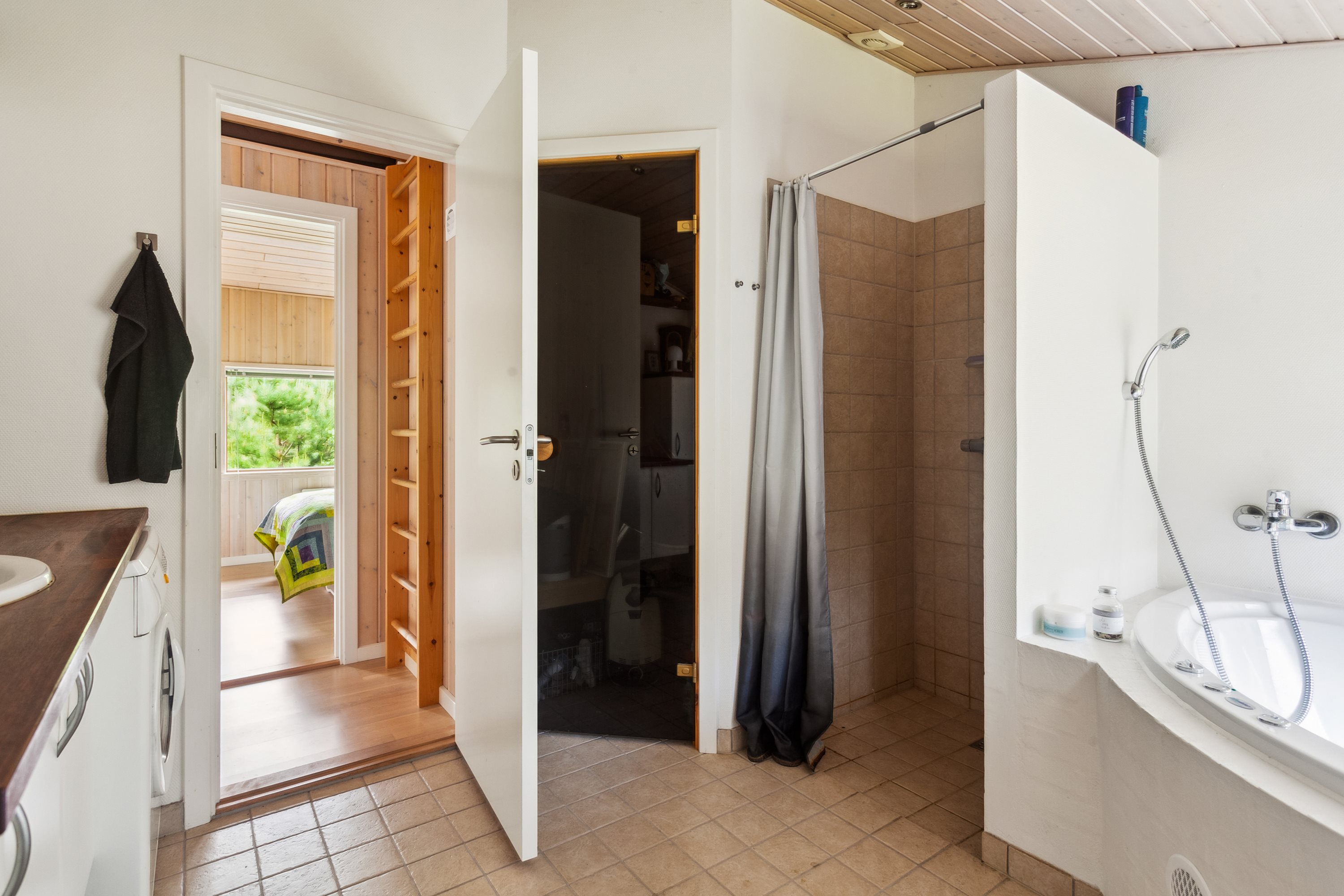 Fremhævet badeværelse billede i fuldskærmstilstand. Billede af Høgevej 1, Østerby, 9940 Læsø