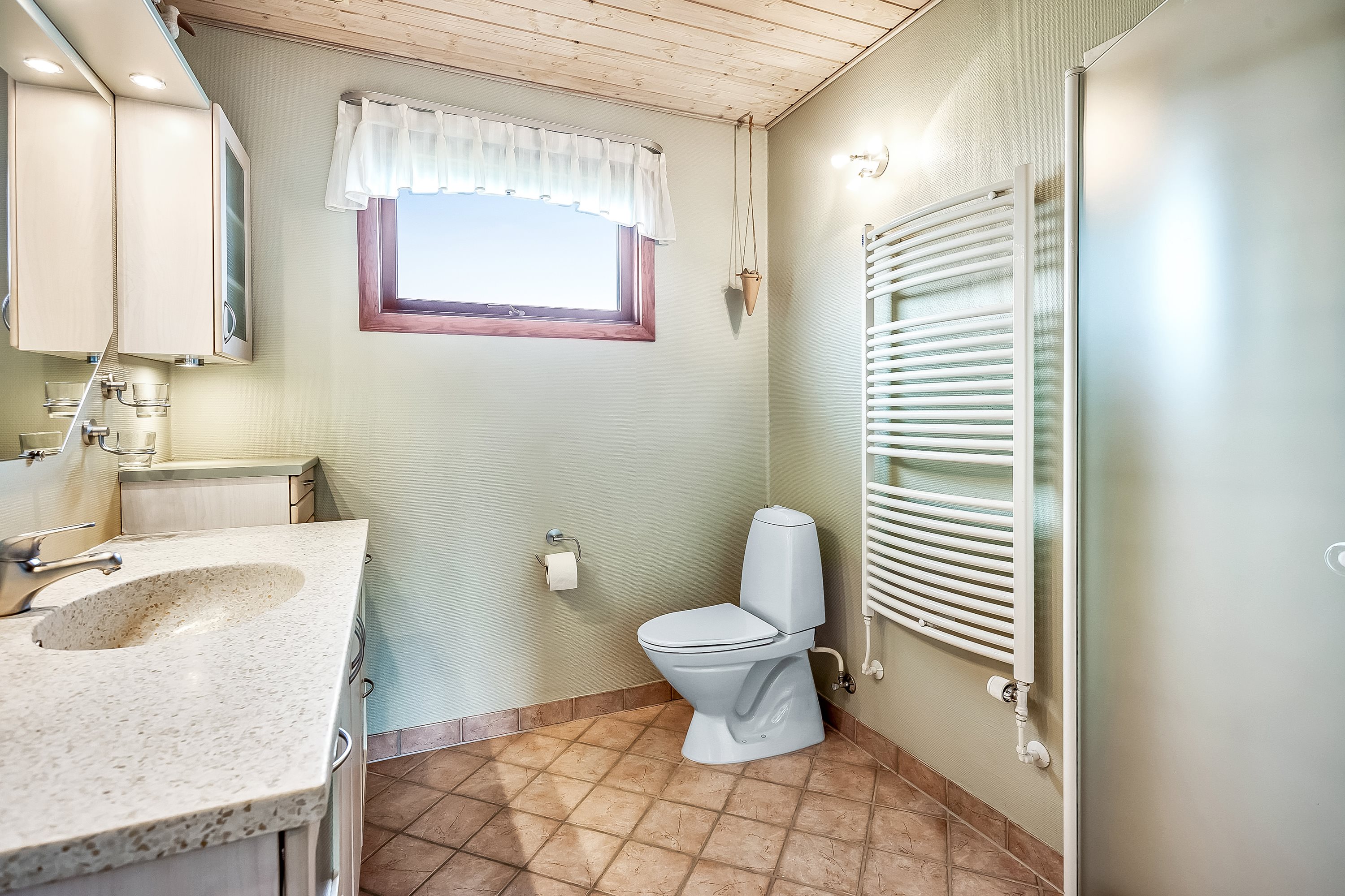 Fremhævet badeværelse billede i fuldskærmstilstand. Billede af Fjordvænget 48, 8832 Skals