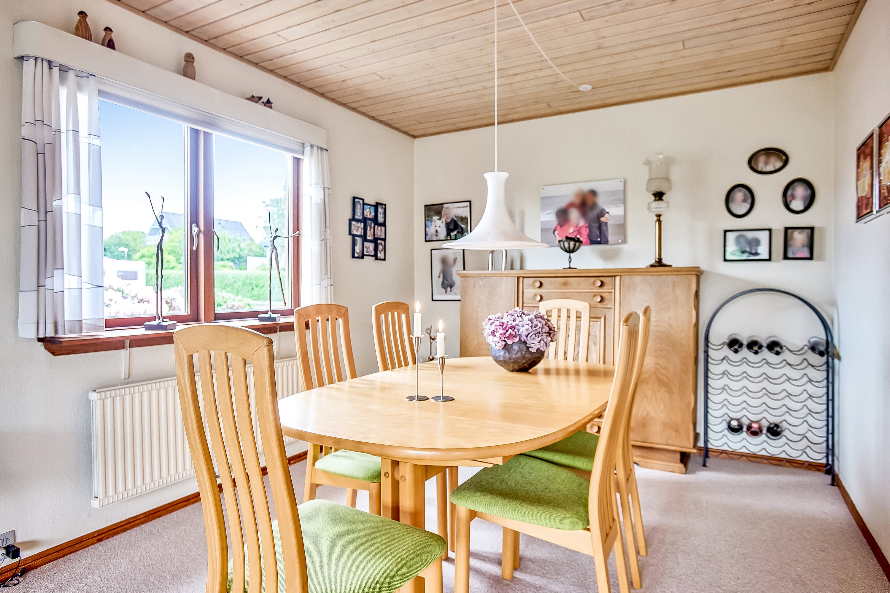 Fremhævet stue billede i fuldskærmstilstand. Billede af Fjordvænget 48, 8832 Skals